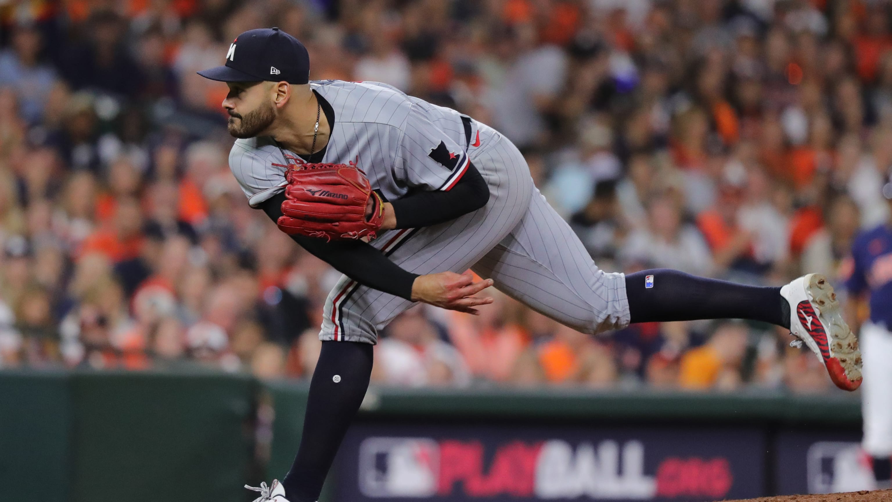 Twins great Johan Santana honors Pablo López prior to ceremonial