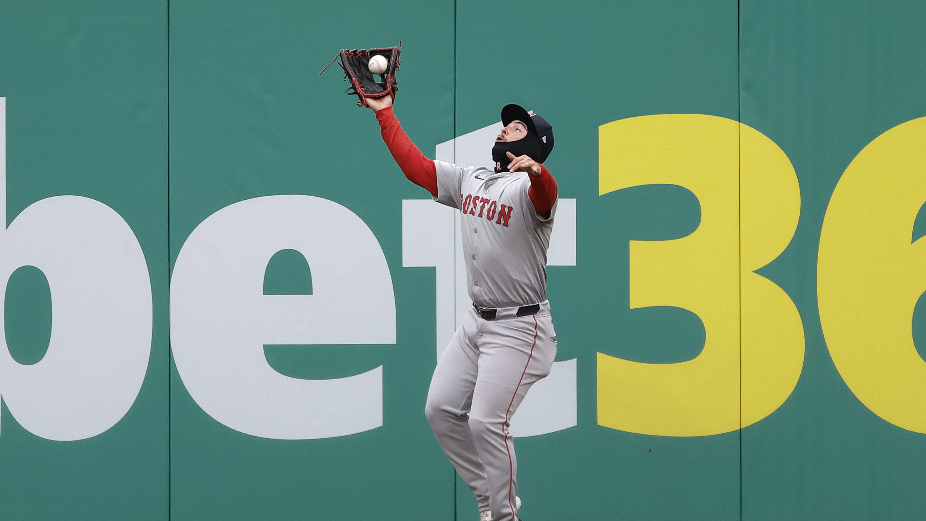 Wilyer Abreu wins Gold Glove Award