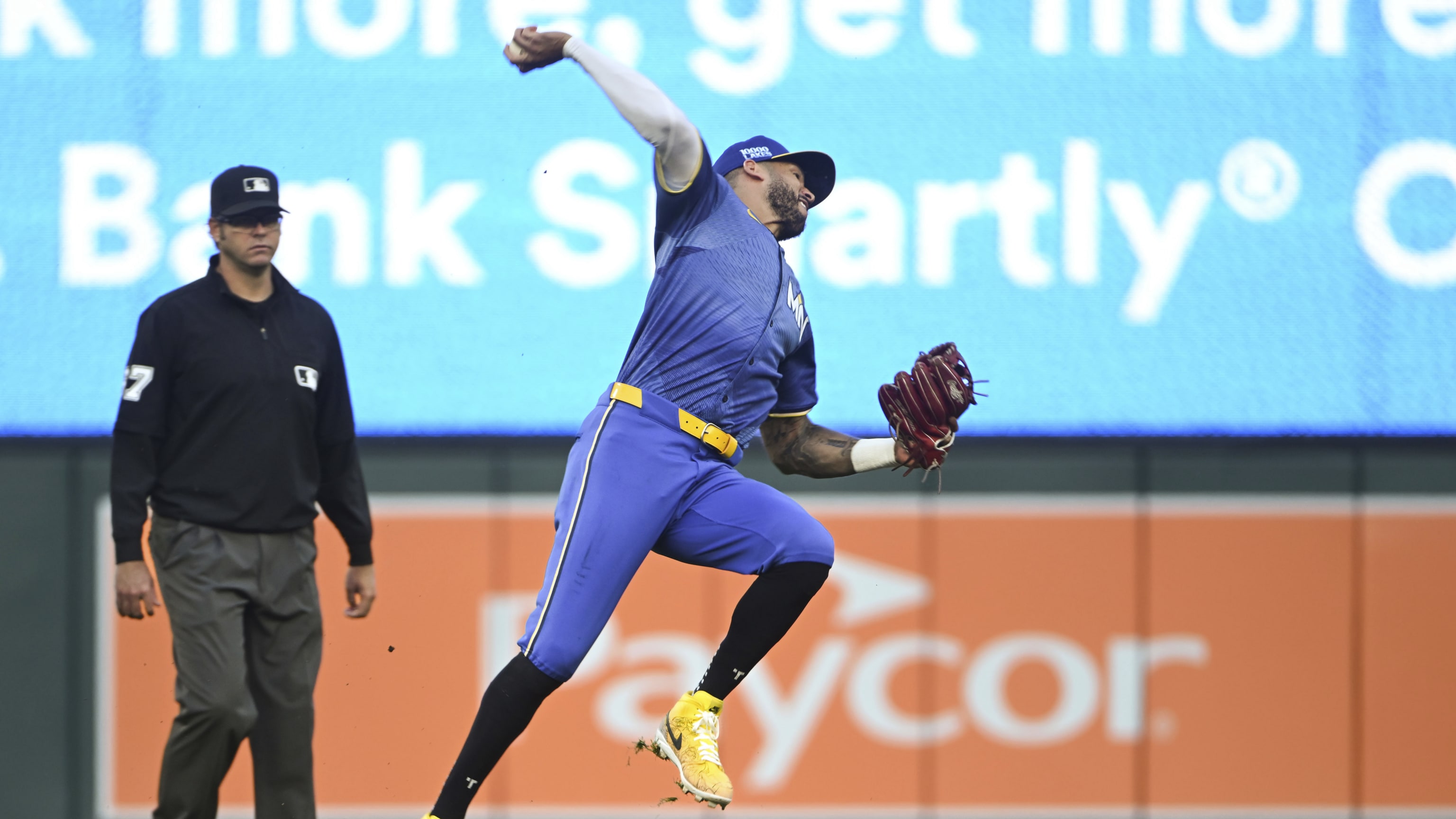 Carlos Correa's spinning play 