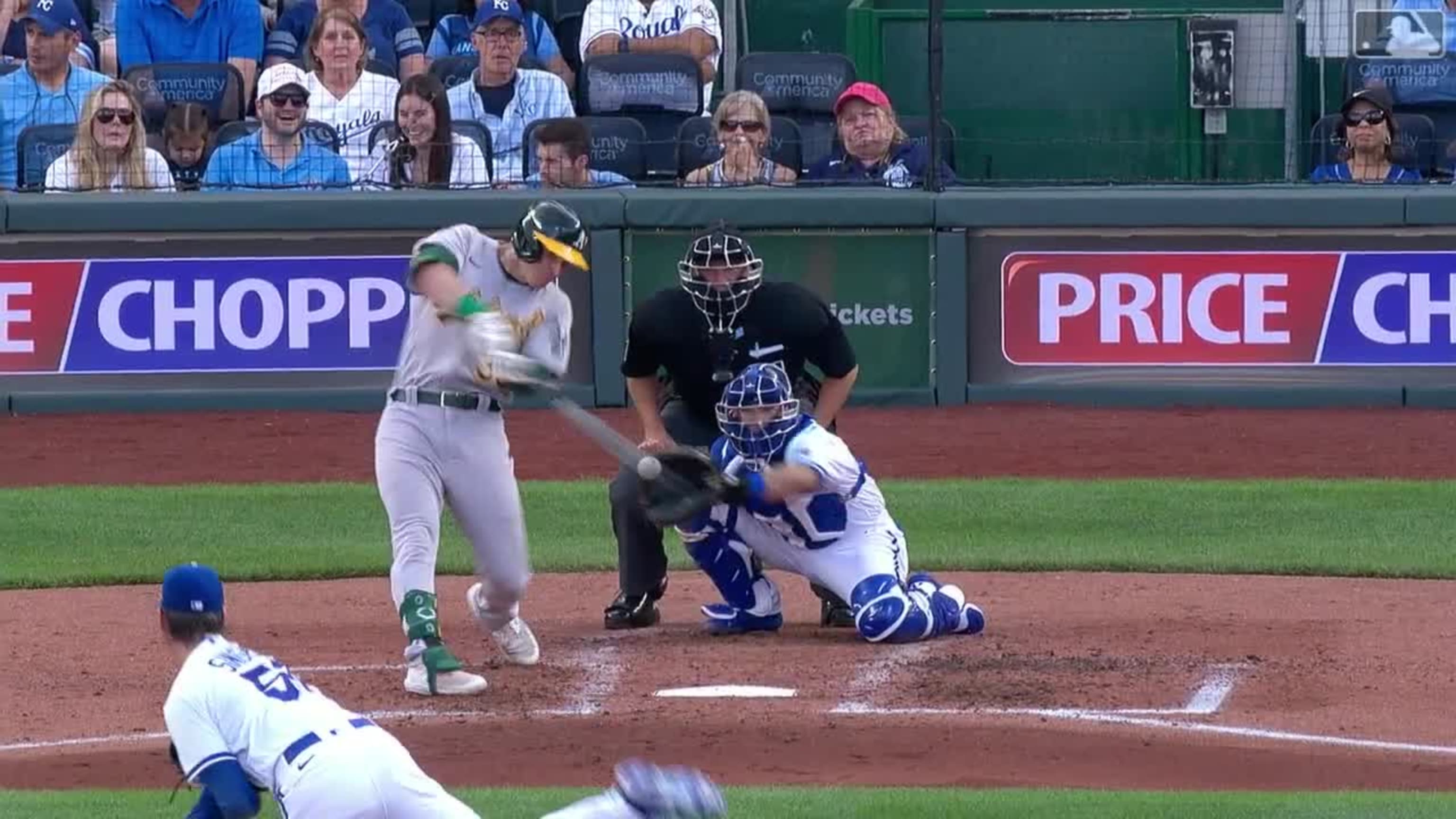 A's beat Royals 5-4, win back-to-back for 1st time