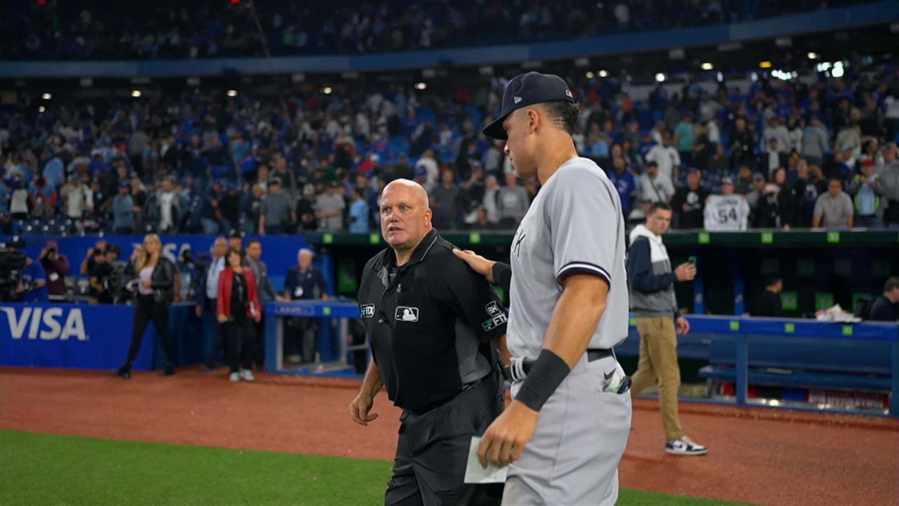 Umpire da a Judge tarjeta de alineación