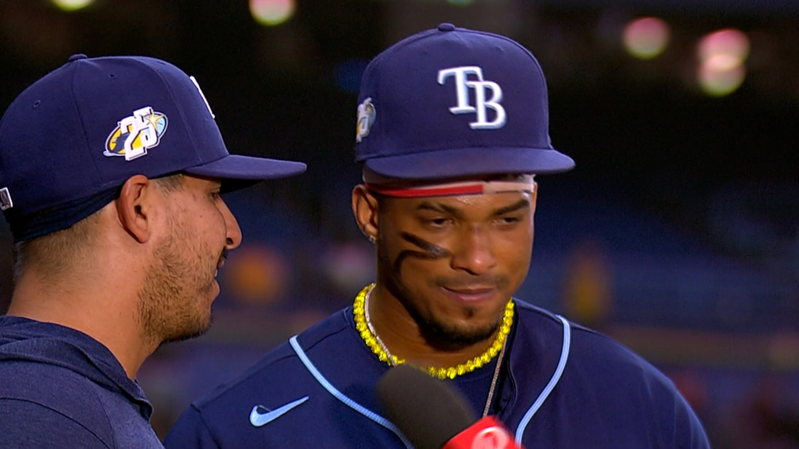 Wander Franco makes barehand over the shoulder catch