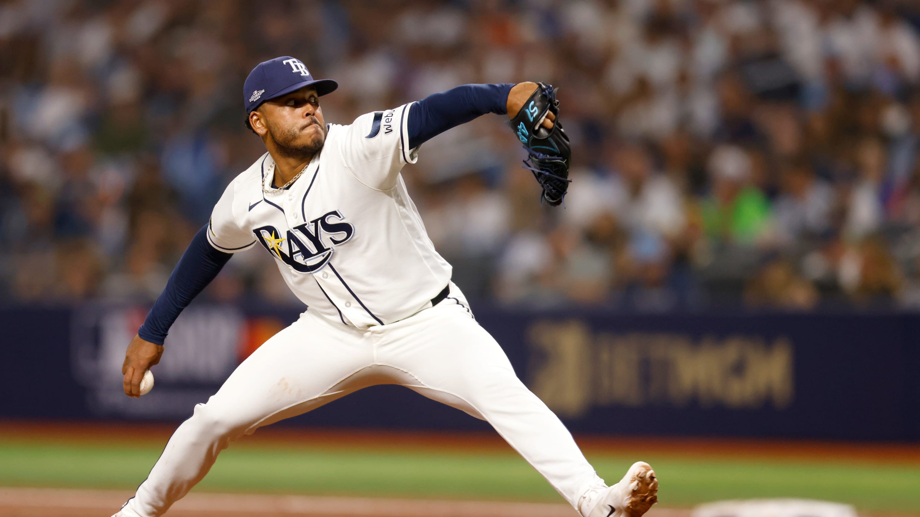 Freddy Peralta poncha a Luis García Jr.