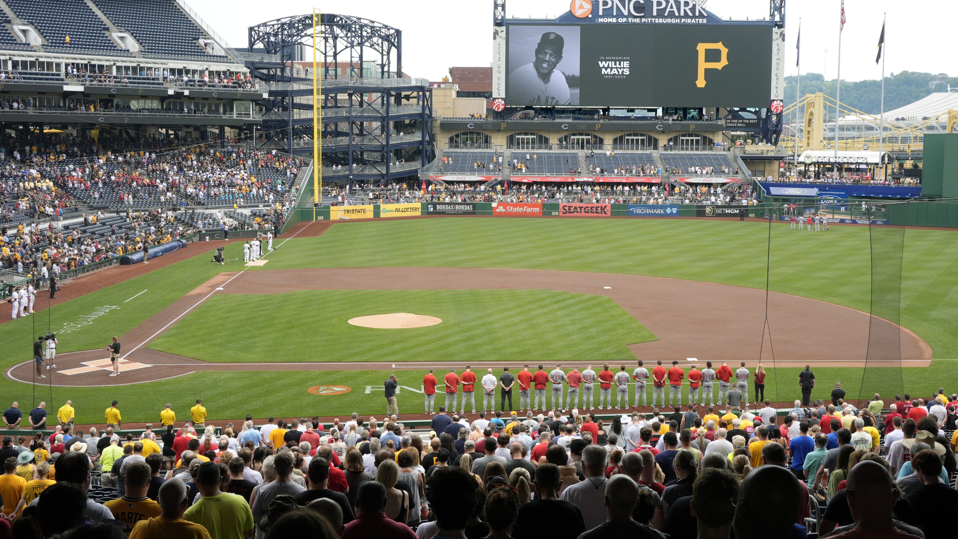 MLB holds moment of silence for Willie Mays