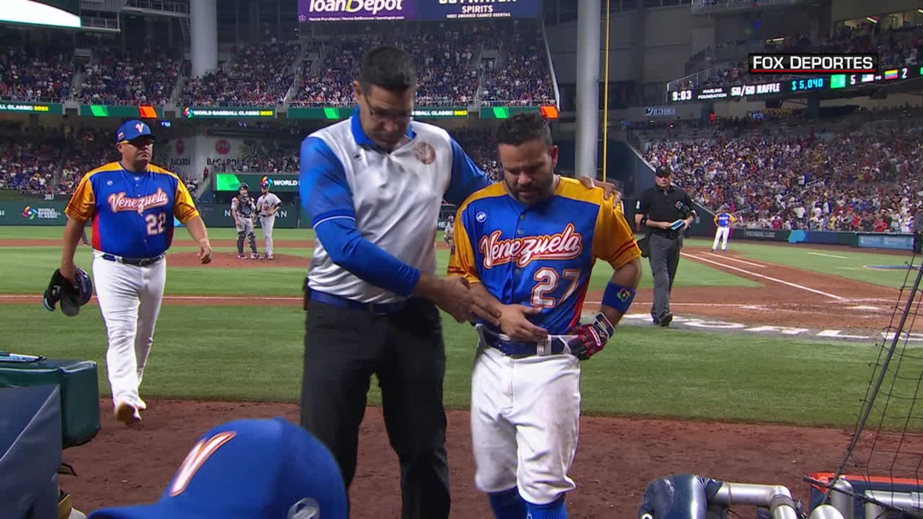 José Altuve sale tras pelotazo