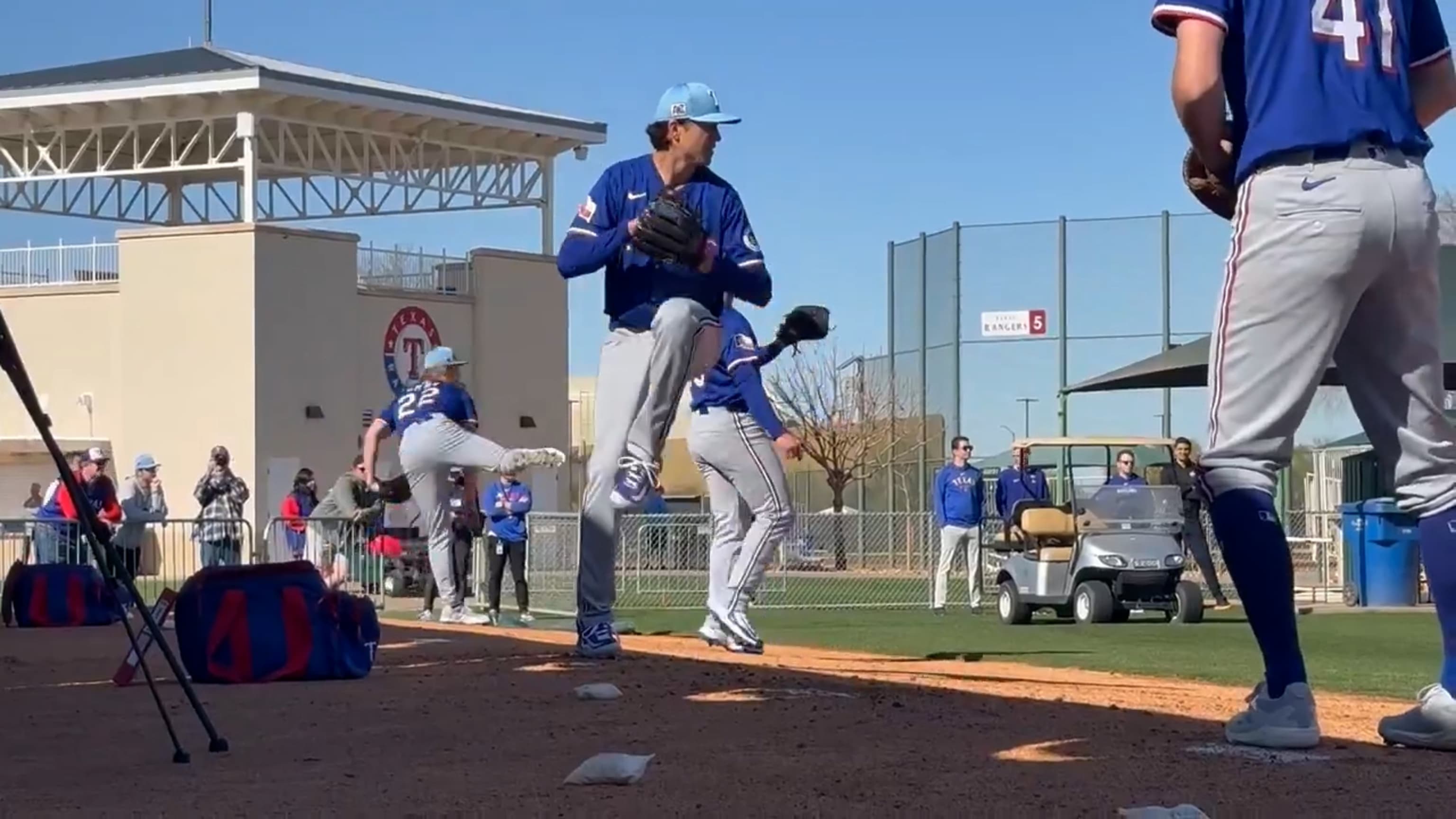 Jacob deGrom tosses a bullpen session at camp