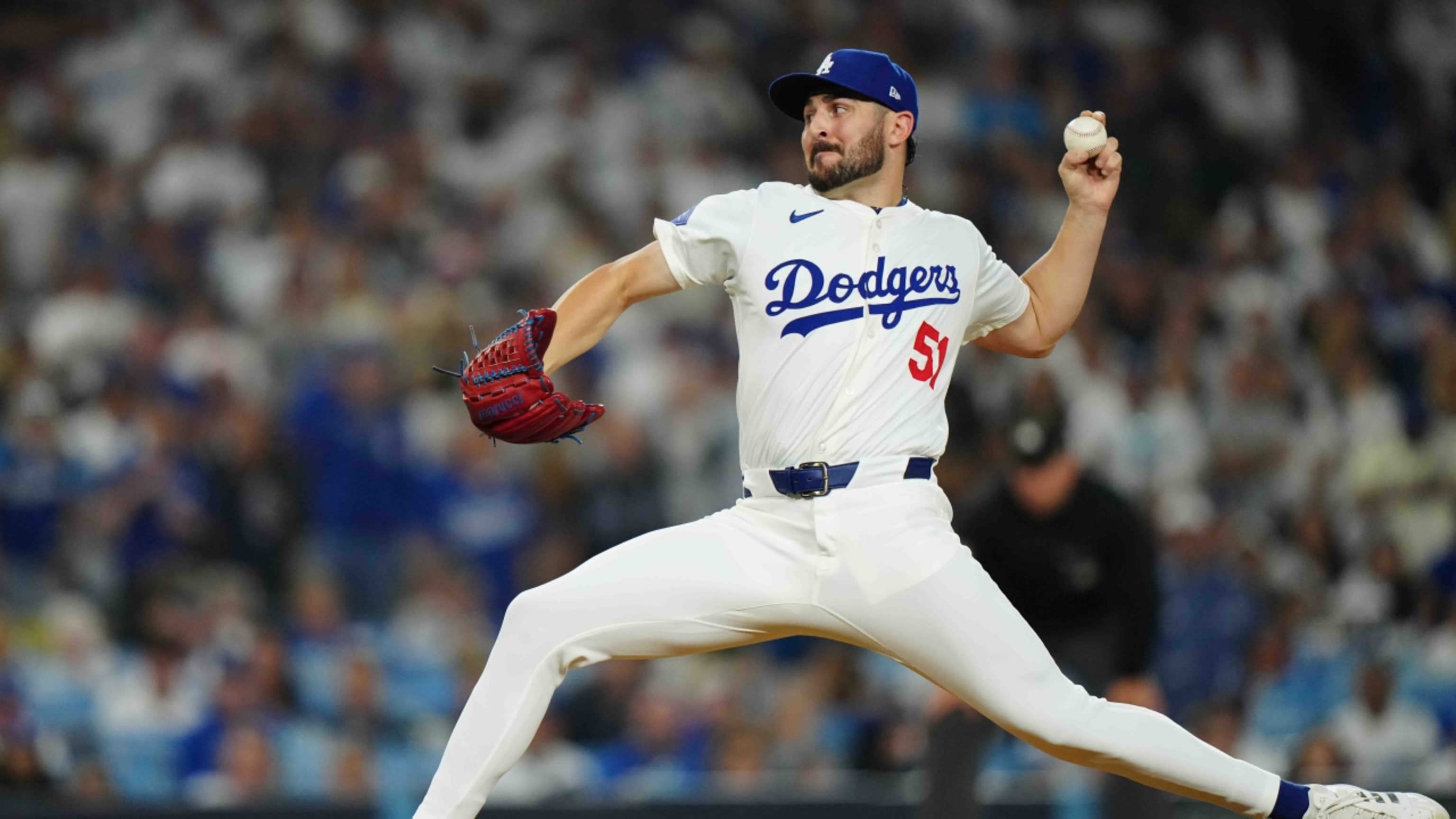 Alex Vesia exits in 8th inning with apparent injury