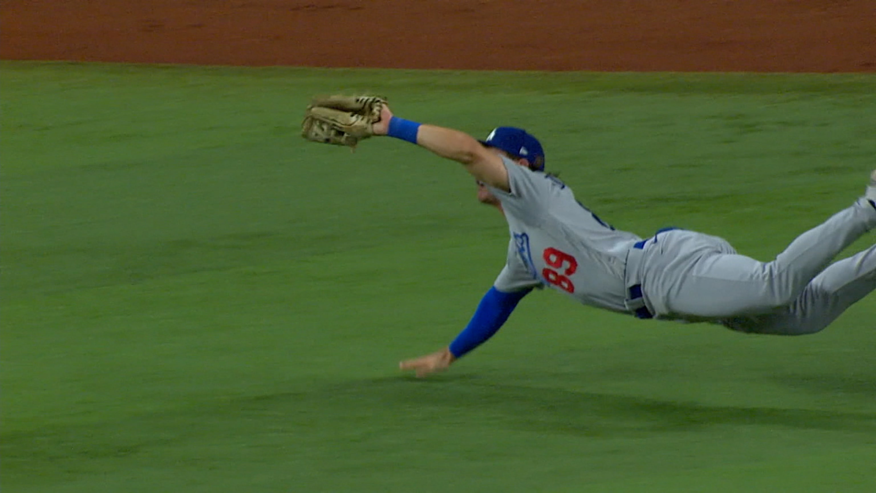 Jonny Deluca makes two incredible catches in a row in Dodgers' win