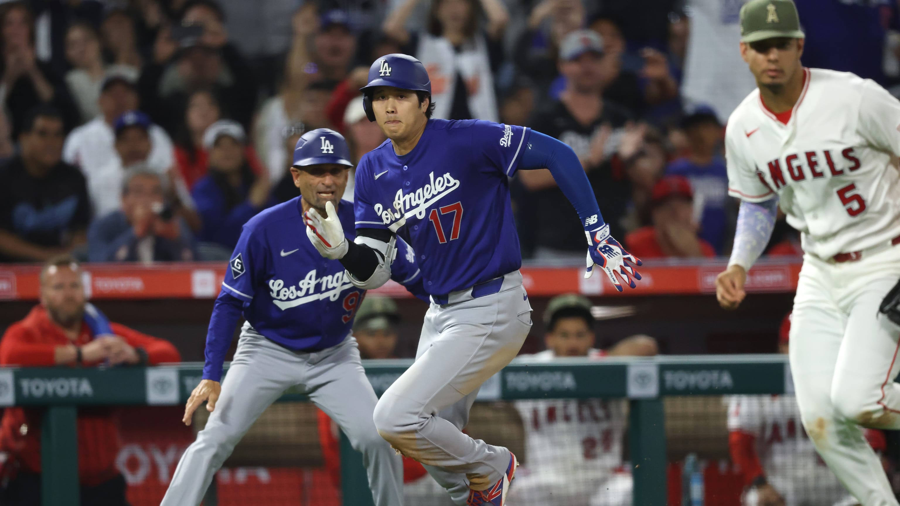 Triple de dos carreras de Ohtani