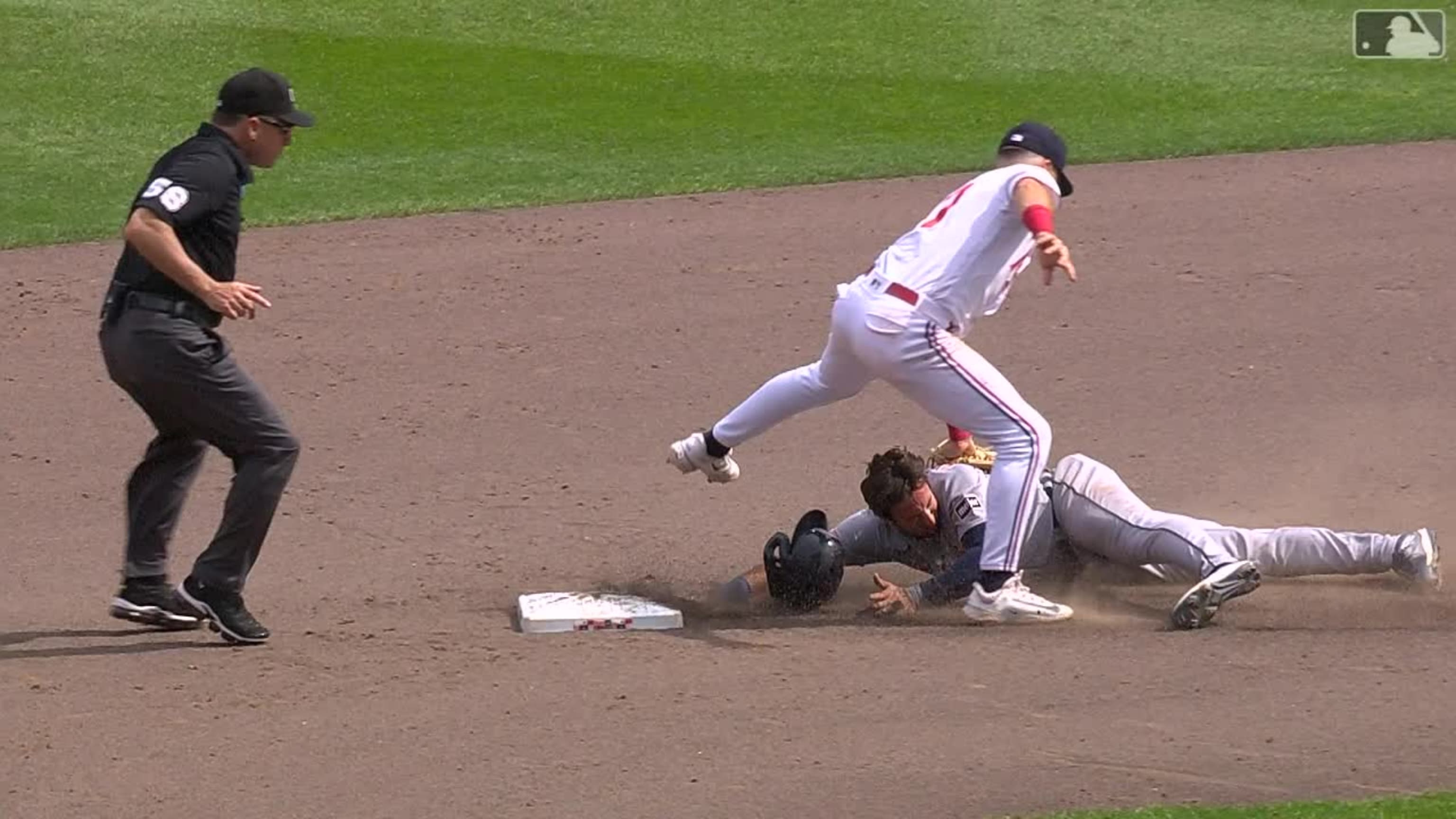 Rocco Baldelli goes ballistic when overturned call helps Blue Jays