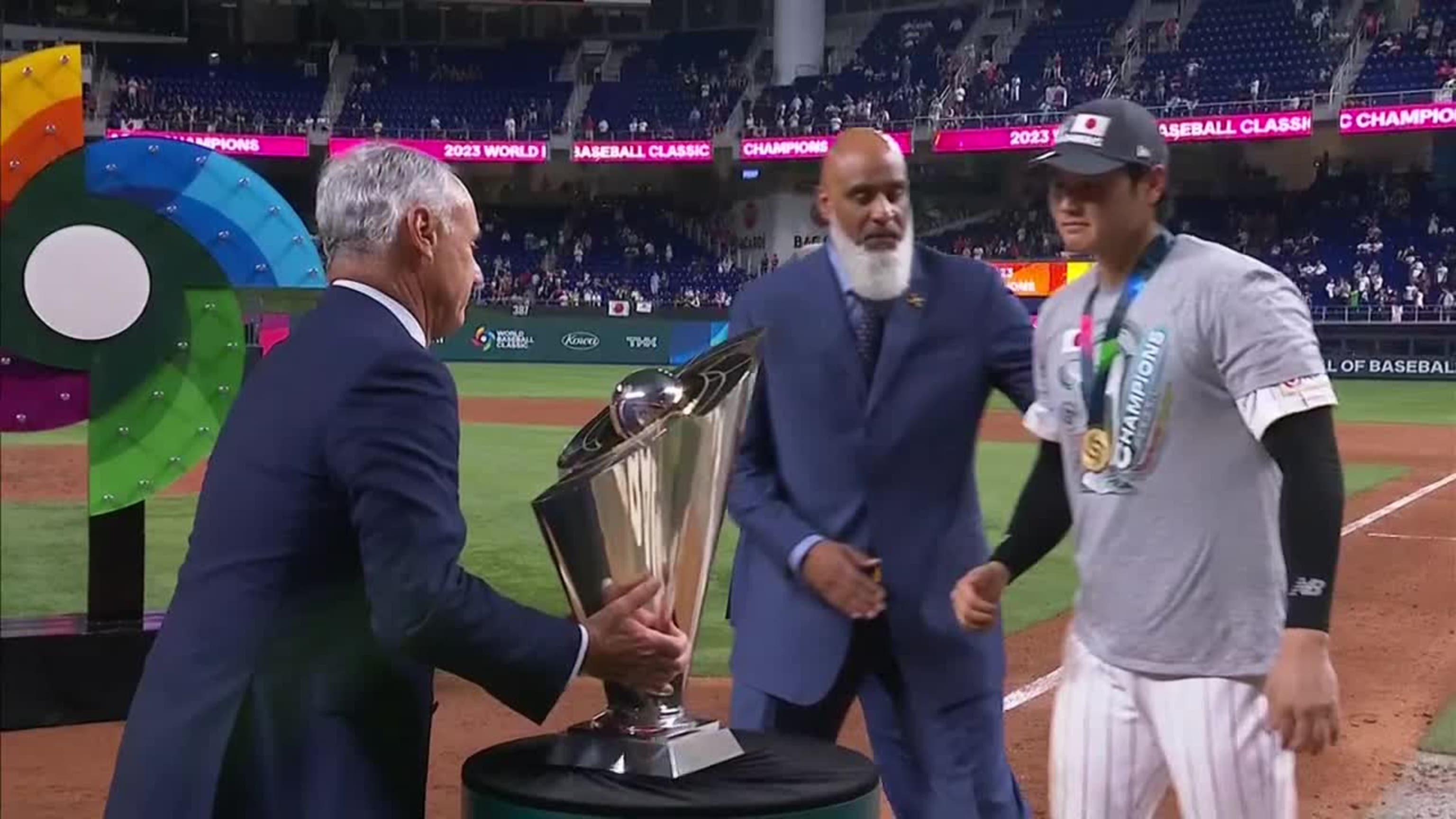 Japón recibe trofeo del Clásico