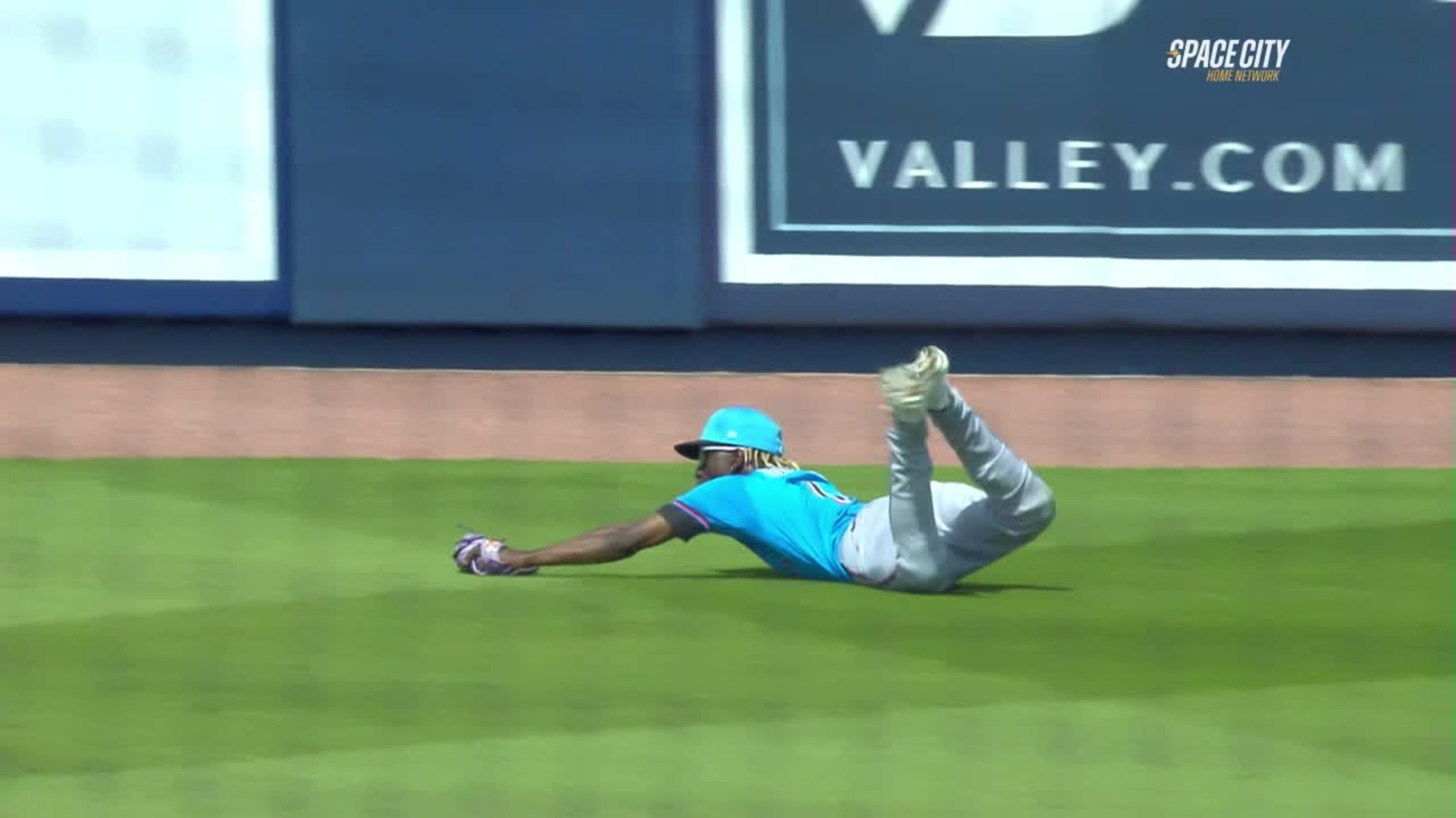 Nick Gordon lays out for an incredible catch