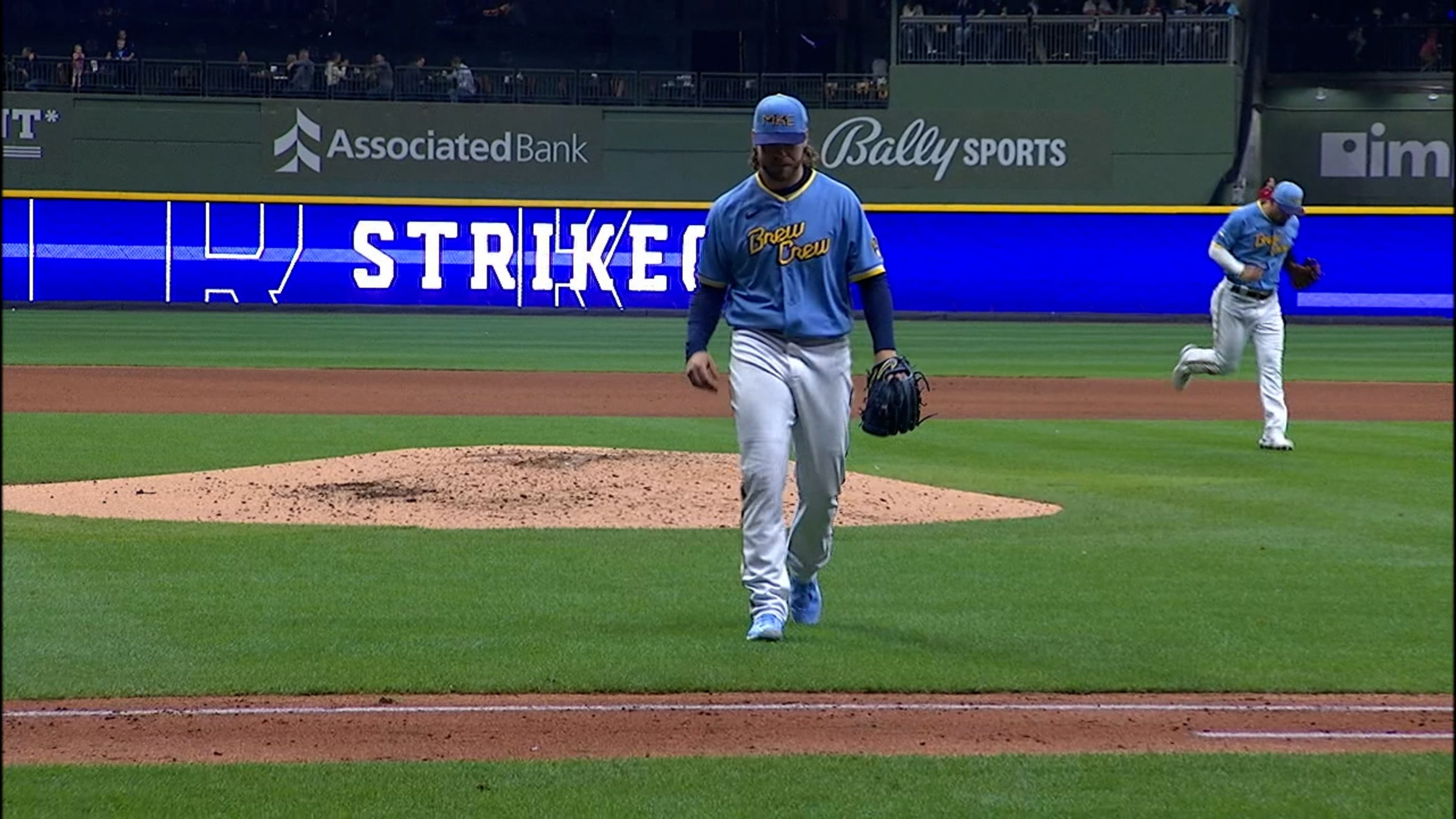 Corbin Burnes poncha a siete