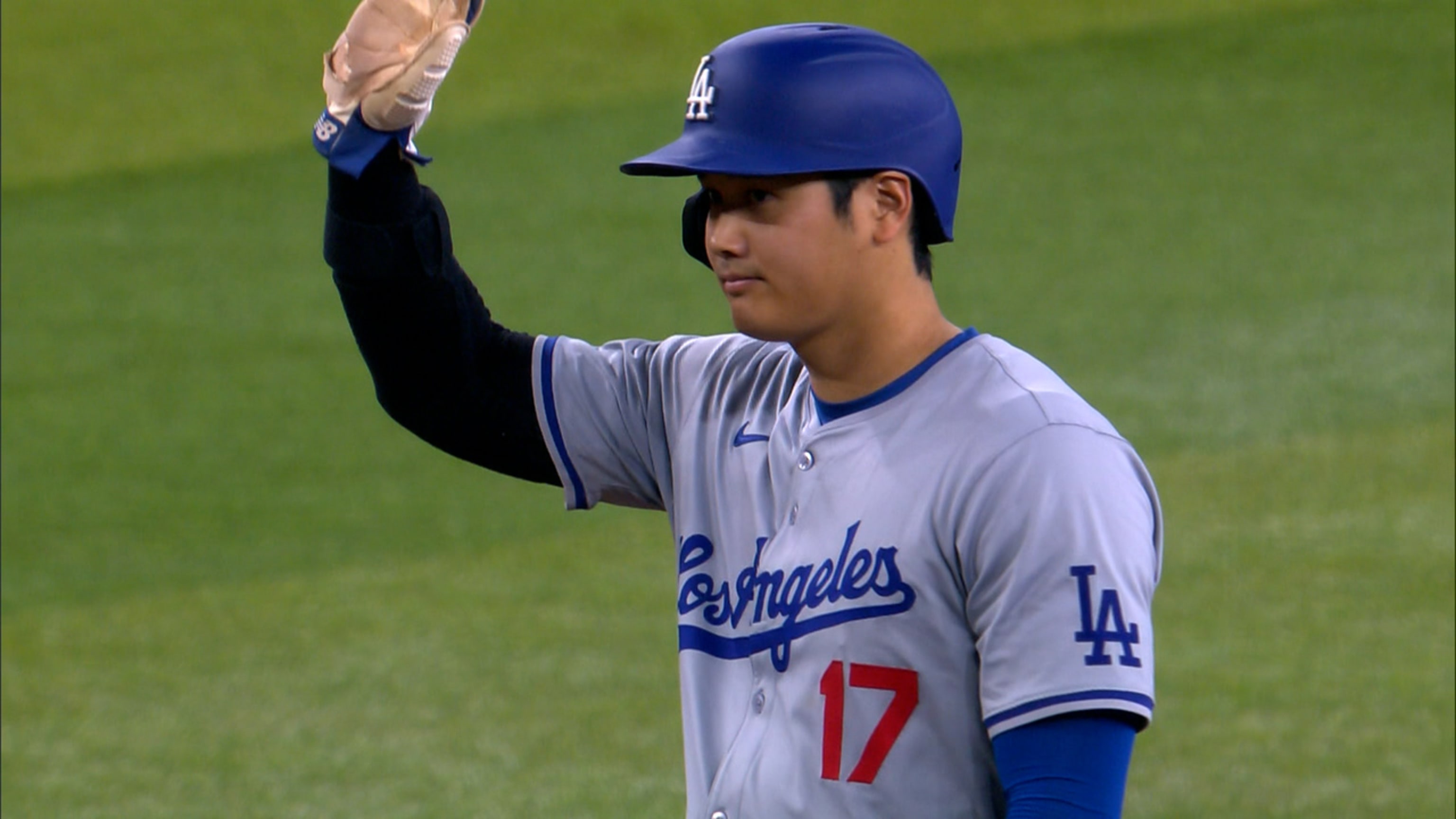 Shohei Ohtani steals 3 bases to reach 46