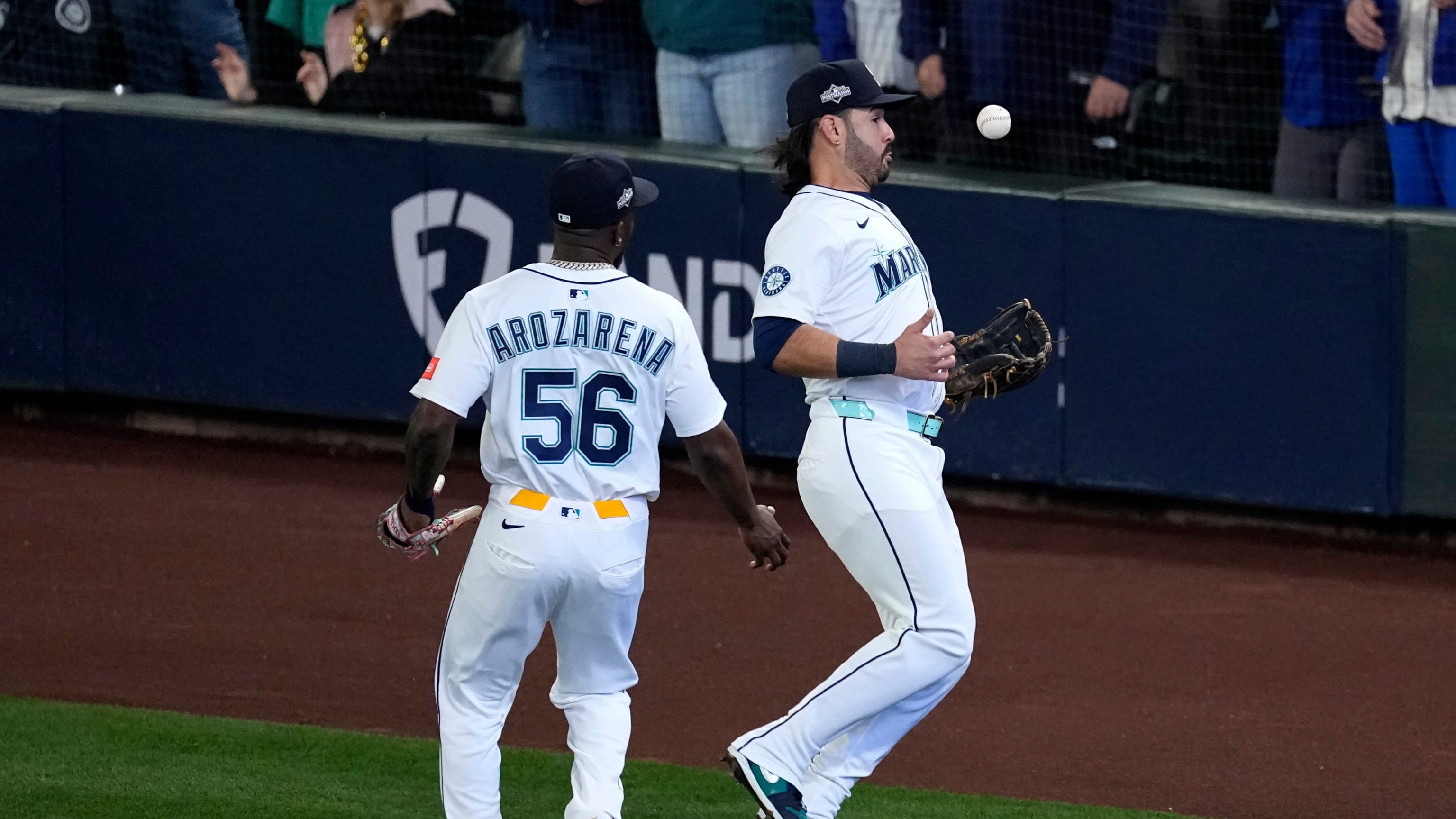 Eugenio Suárez's juggling catch