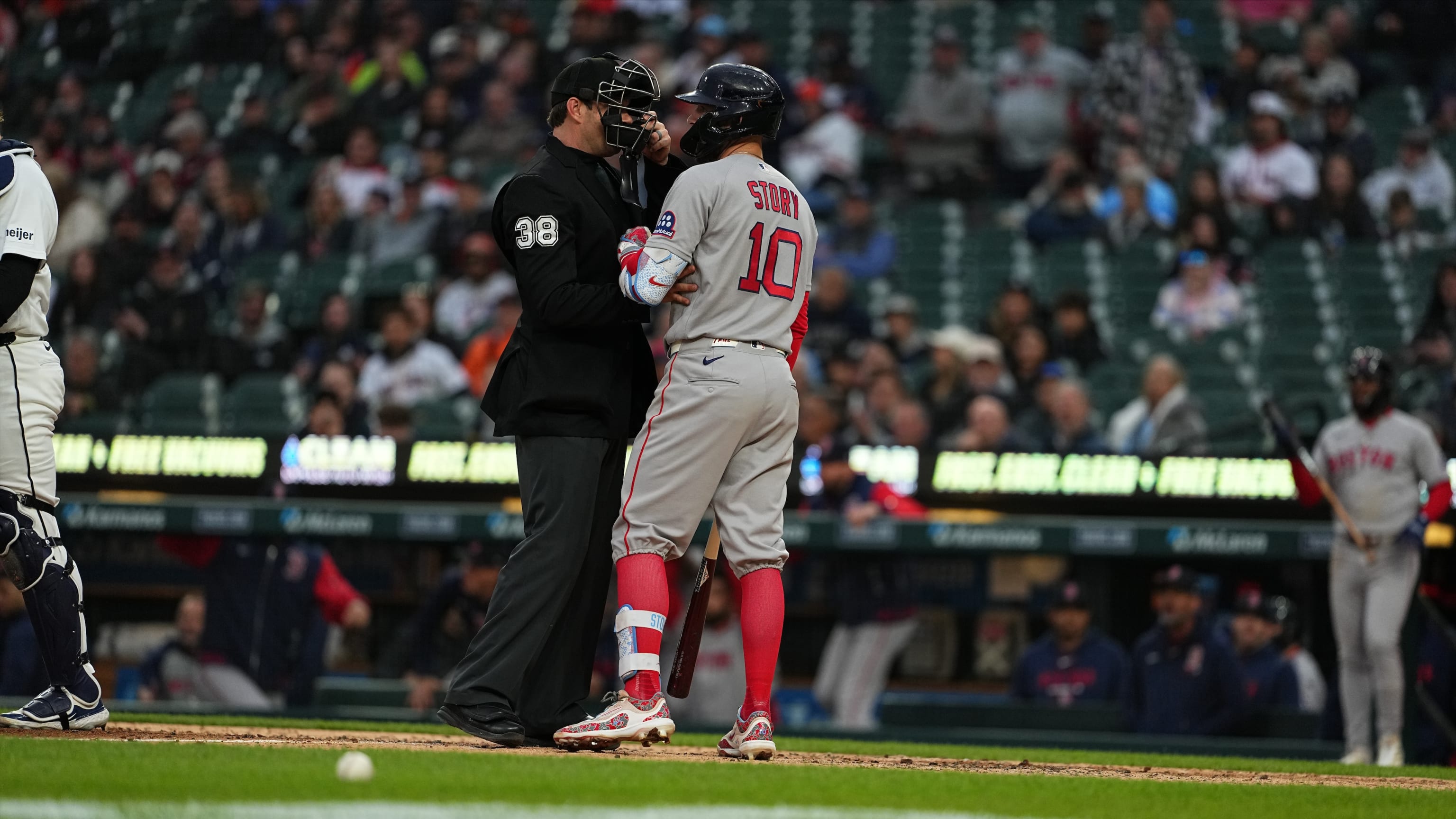 Se calientan los ánimos tras pelotazo a Trevor Story
