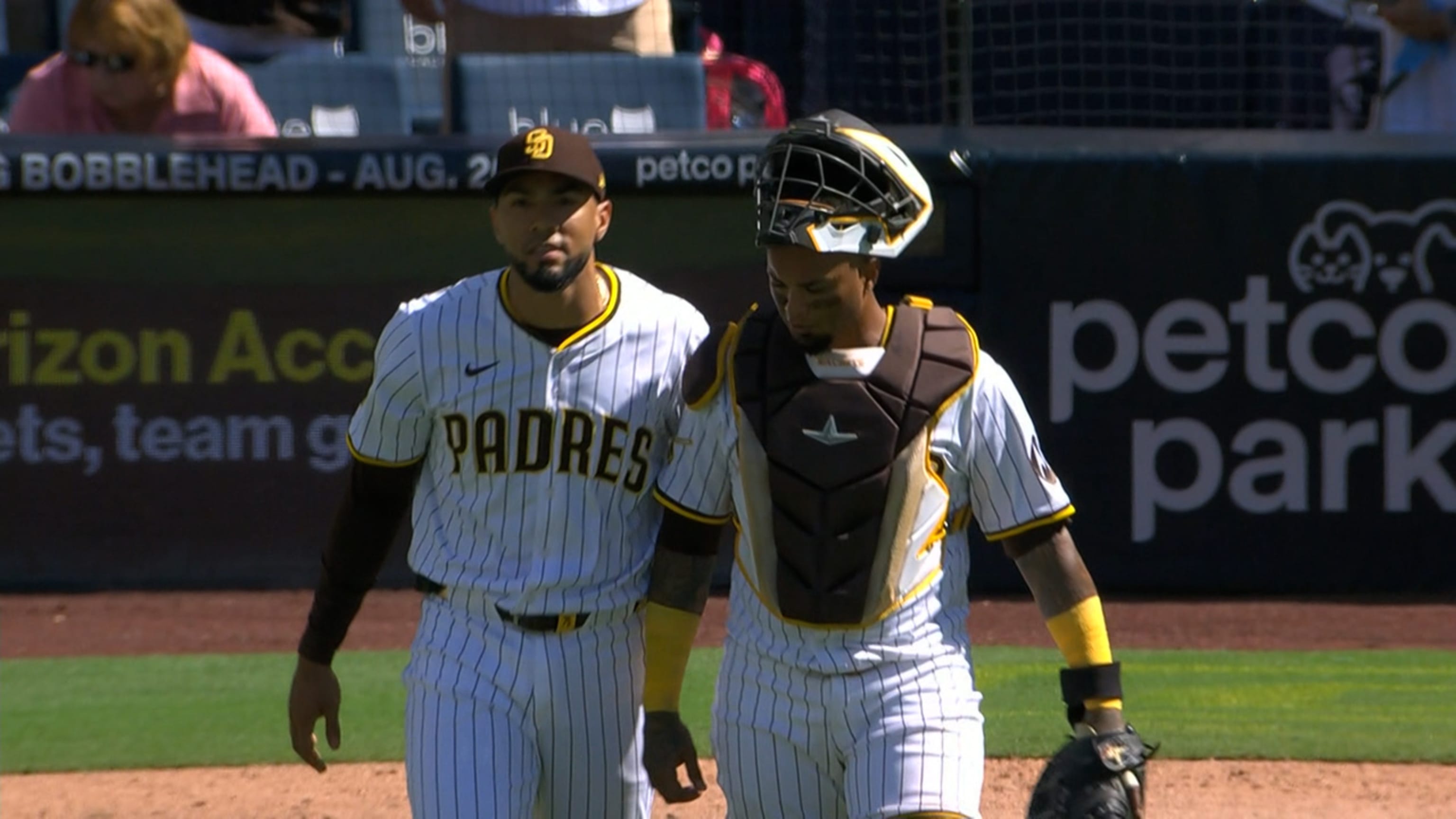 Robert Suárez saca el out 27