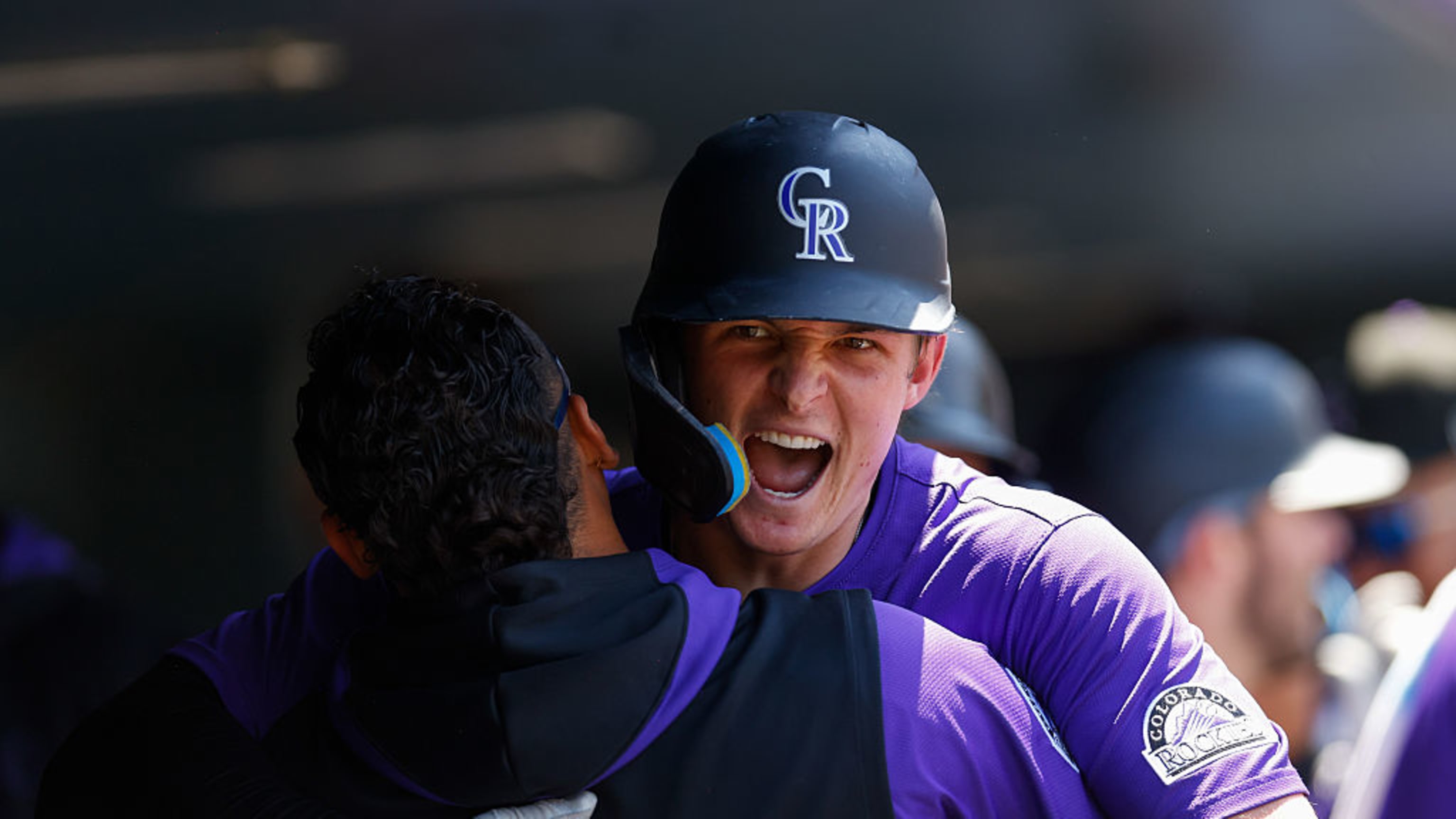 Mickey Moniak pega jonrón de tres carreras