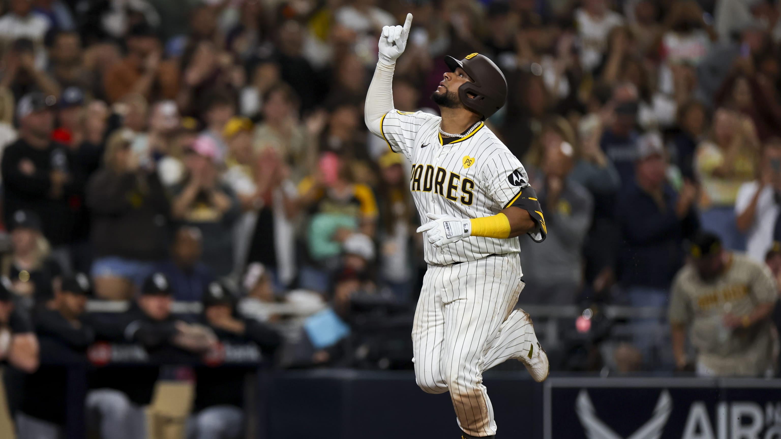 Padres take series from White Sox as offense clicks