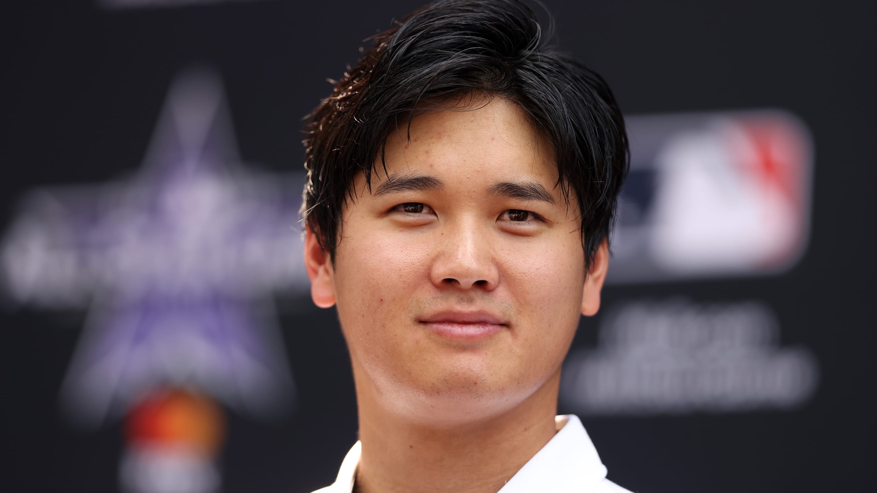 Shohei Ohtani signs with Dodgers