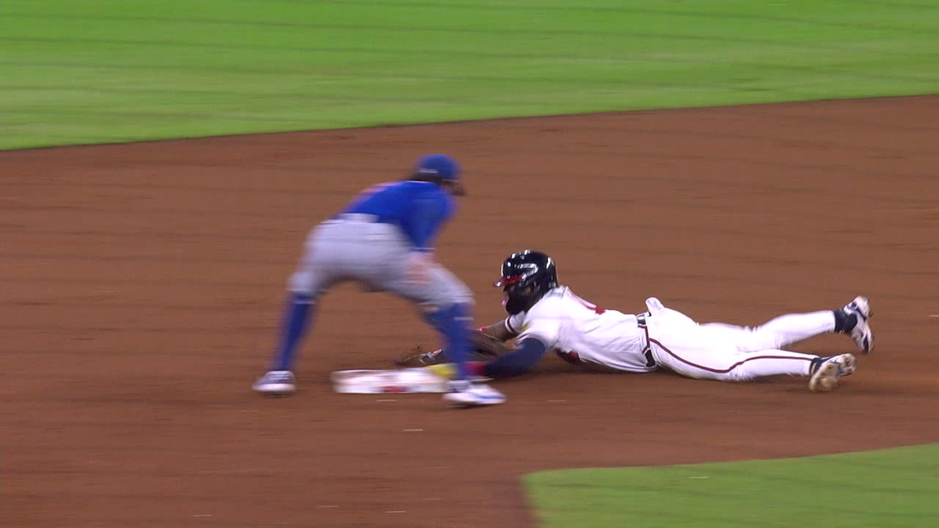 Acuña Jr. roba base número 69