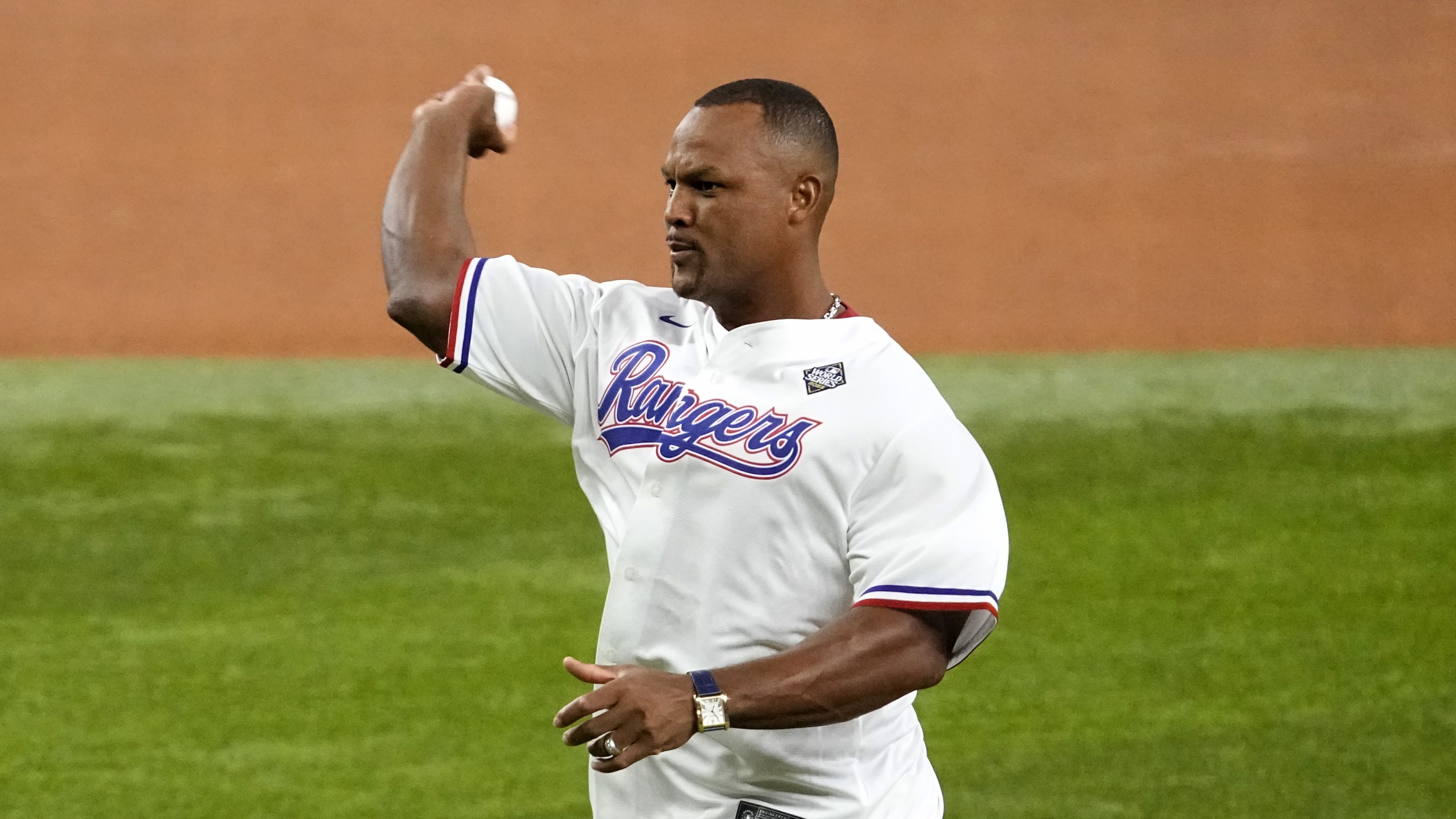 Adrián Beltré lanza el 1er pitcheo