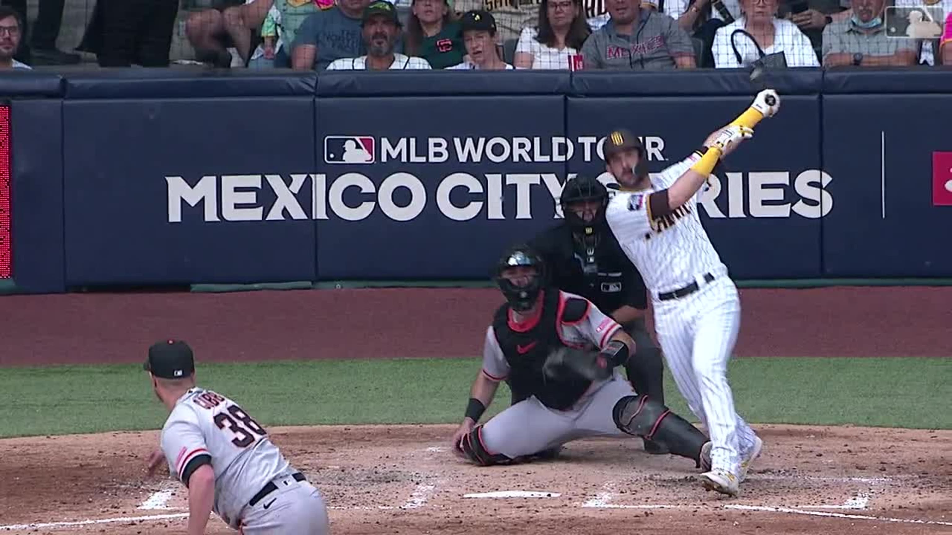 Austin Nola trae dos con HR