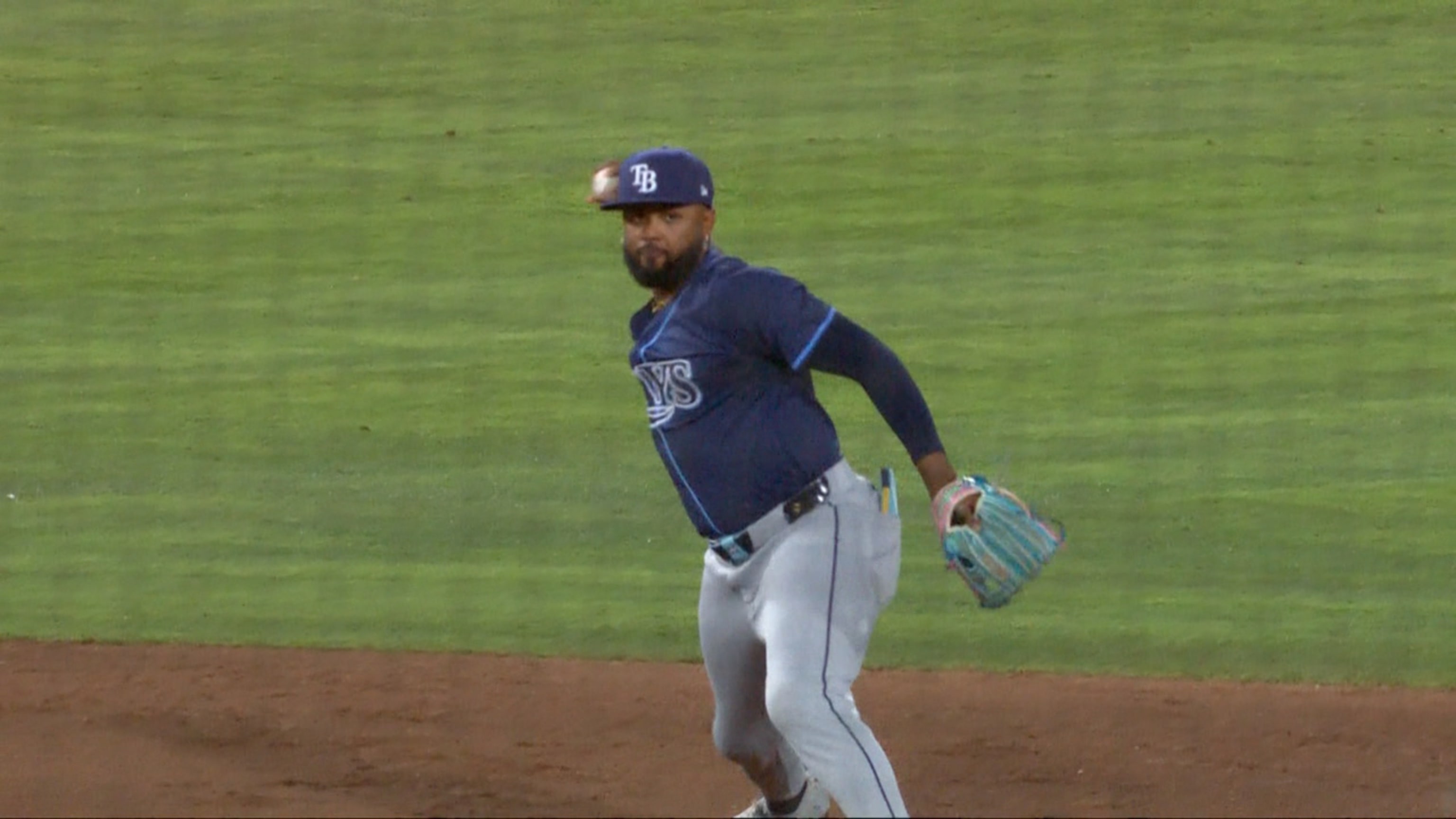 Junior Caminero se recupera y saca el out