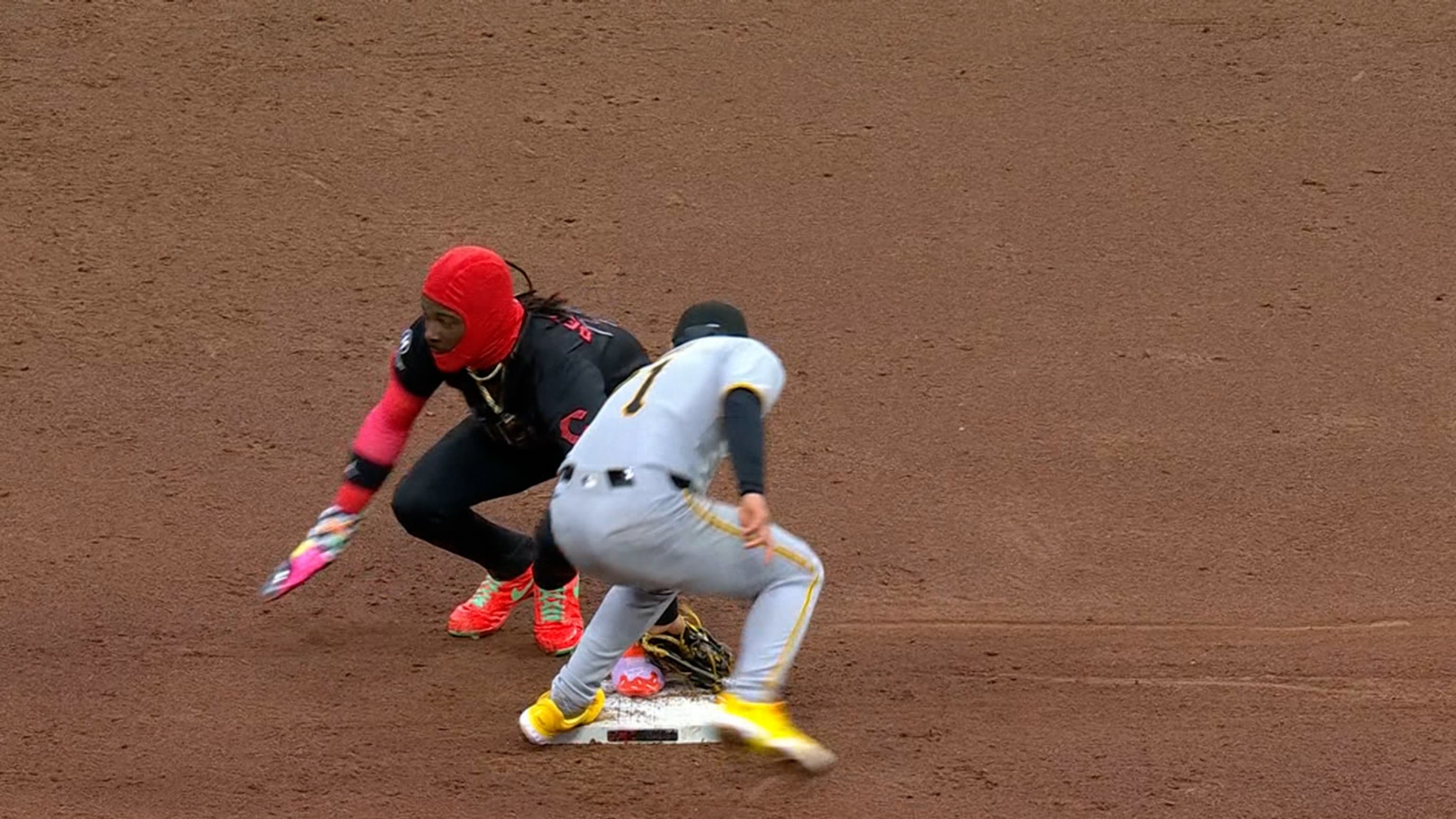 Elly De La Cruz steals second