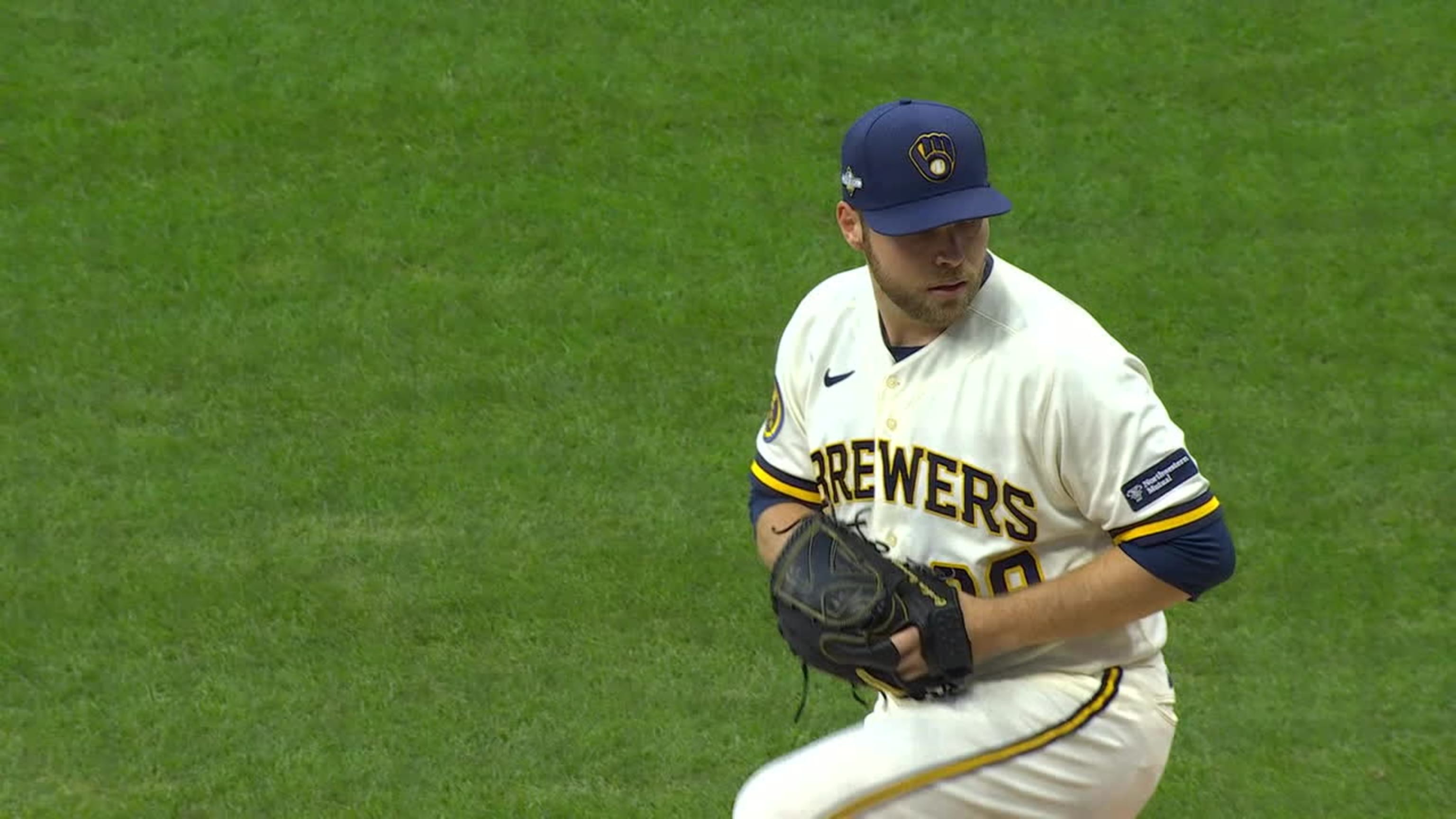 Corbin Burnes poncha a cinco