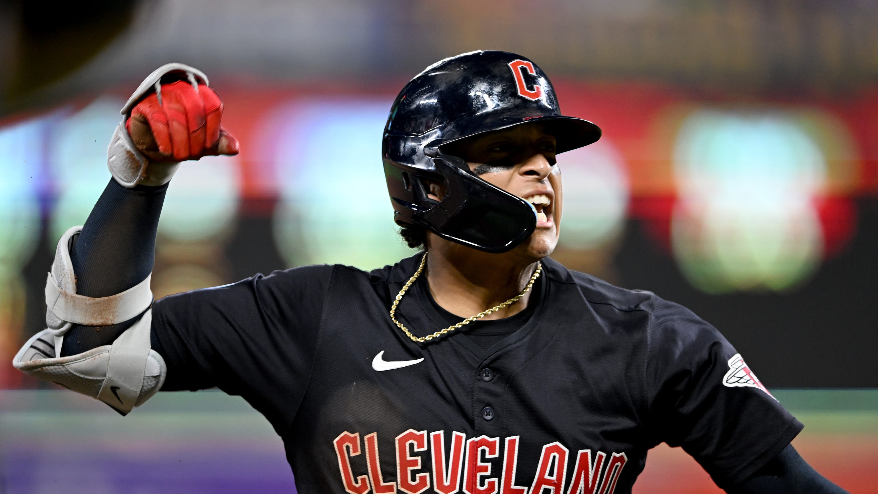 Bo Naylor impulsa con triple