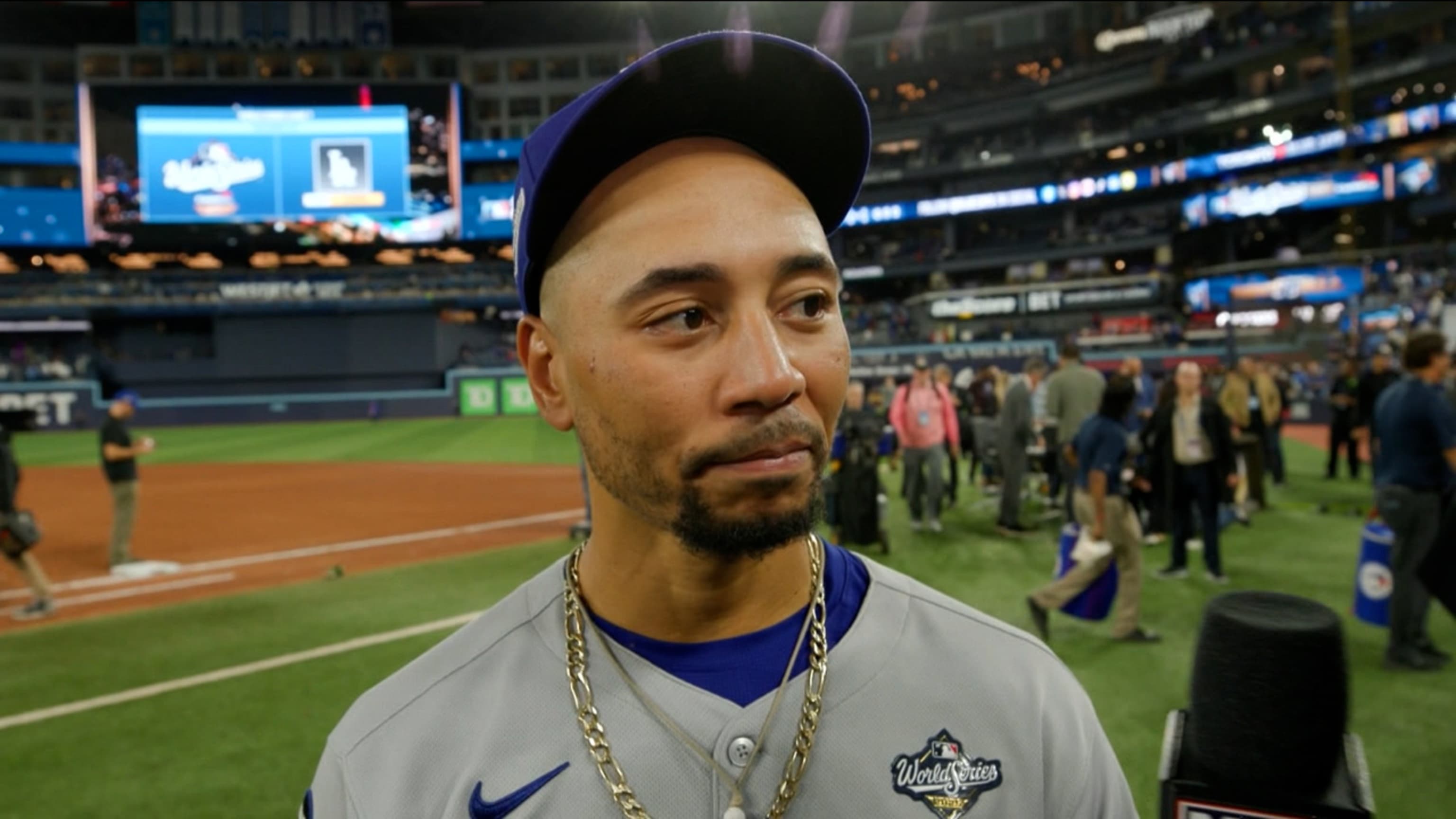 Mookie Betts gets clutch hit in World Series Game 6