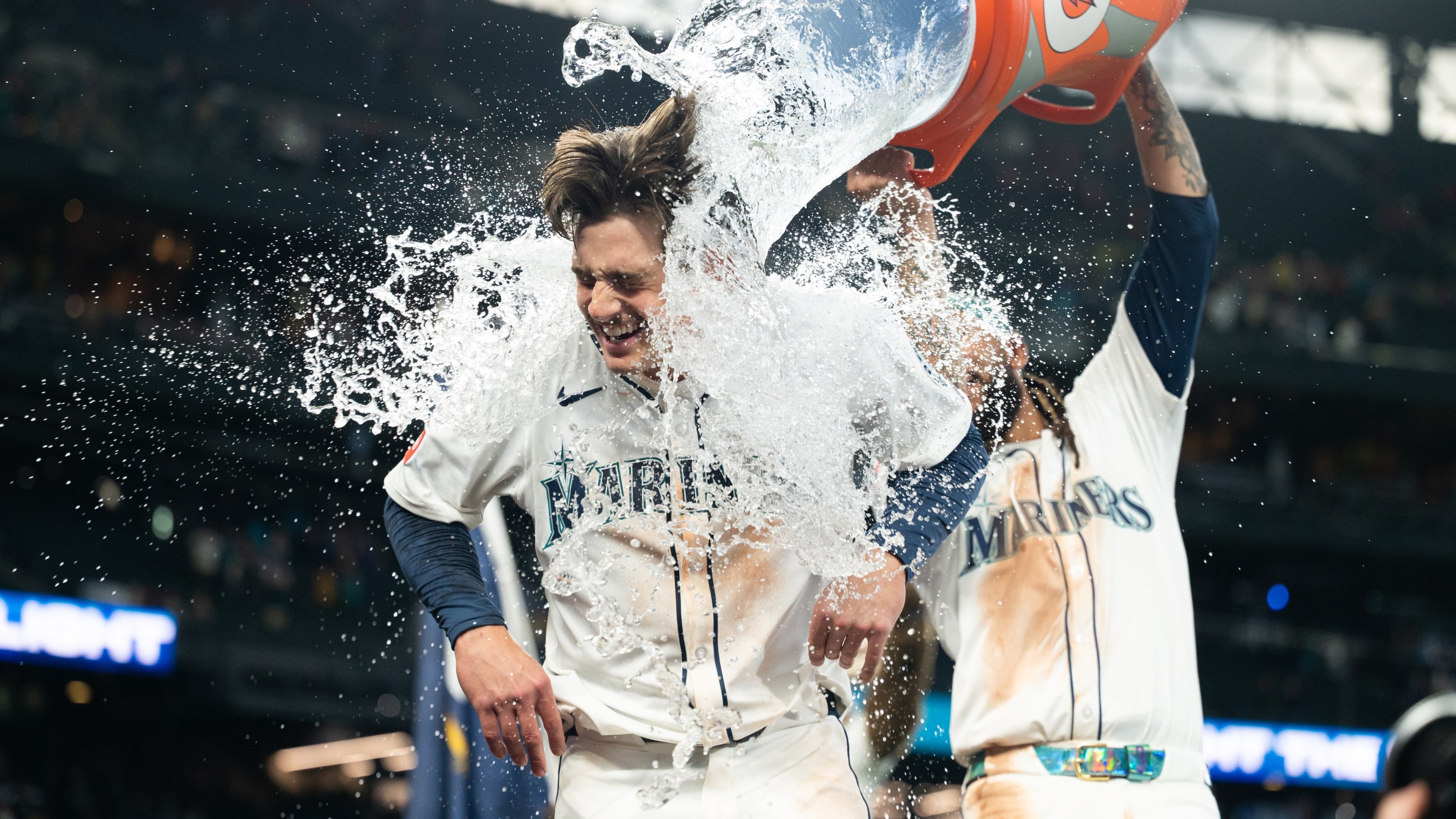Cole Young lo gana en gran debut en MLB