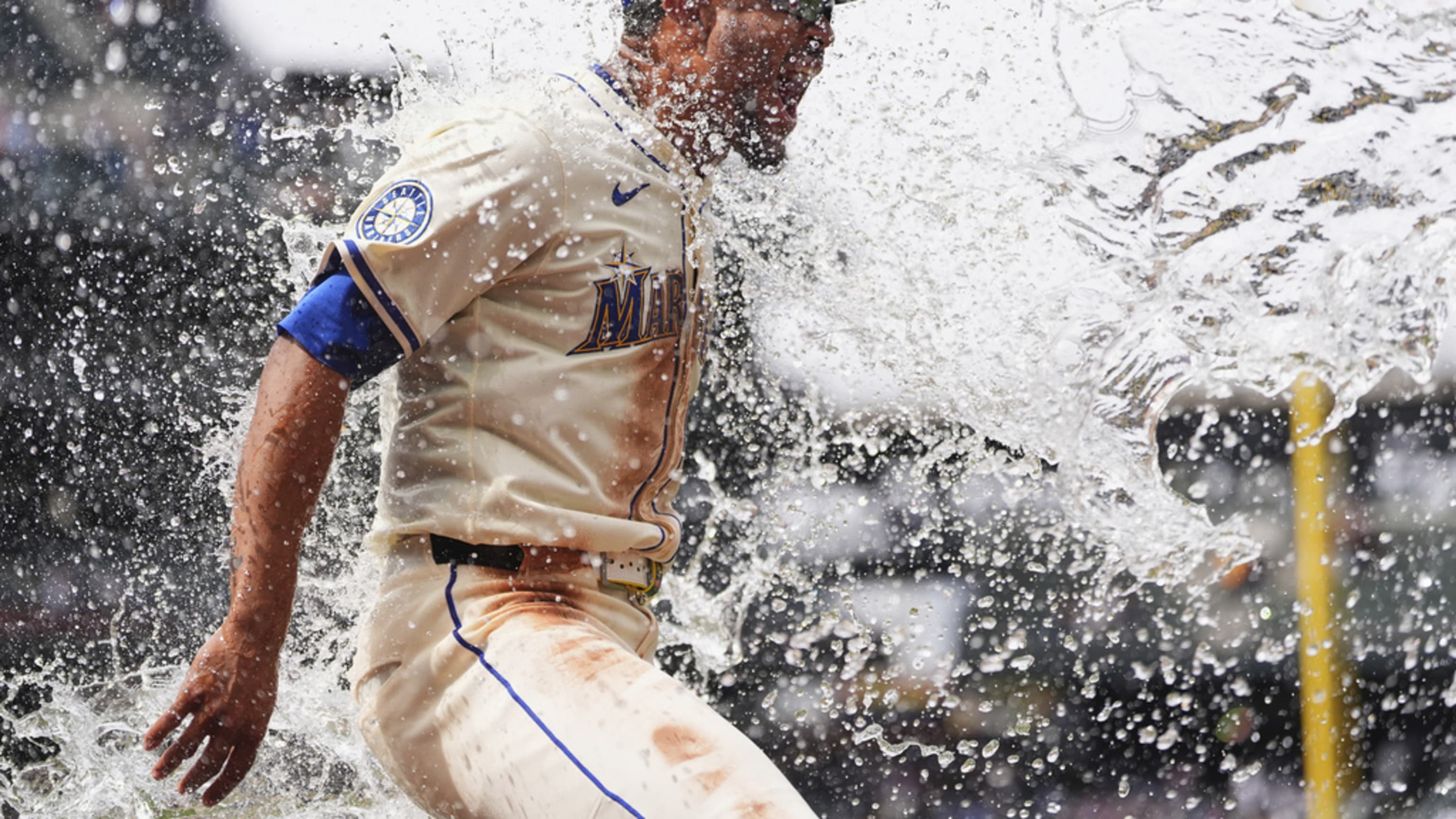 Julio Rodríguez first player to have 4th straight 20 HR 20 SB season