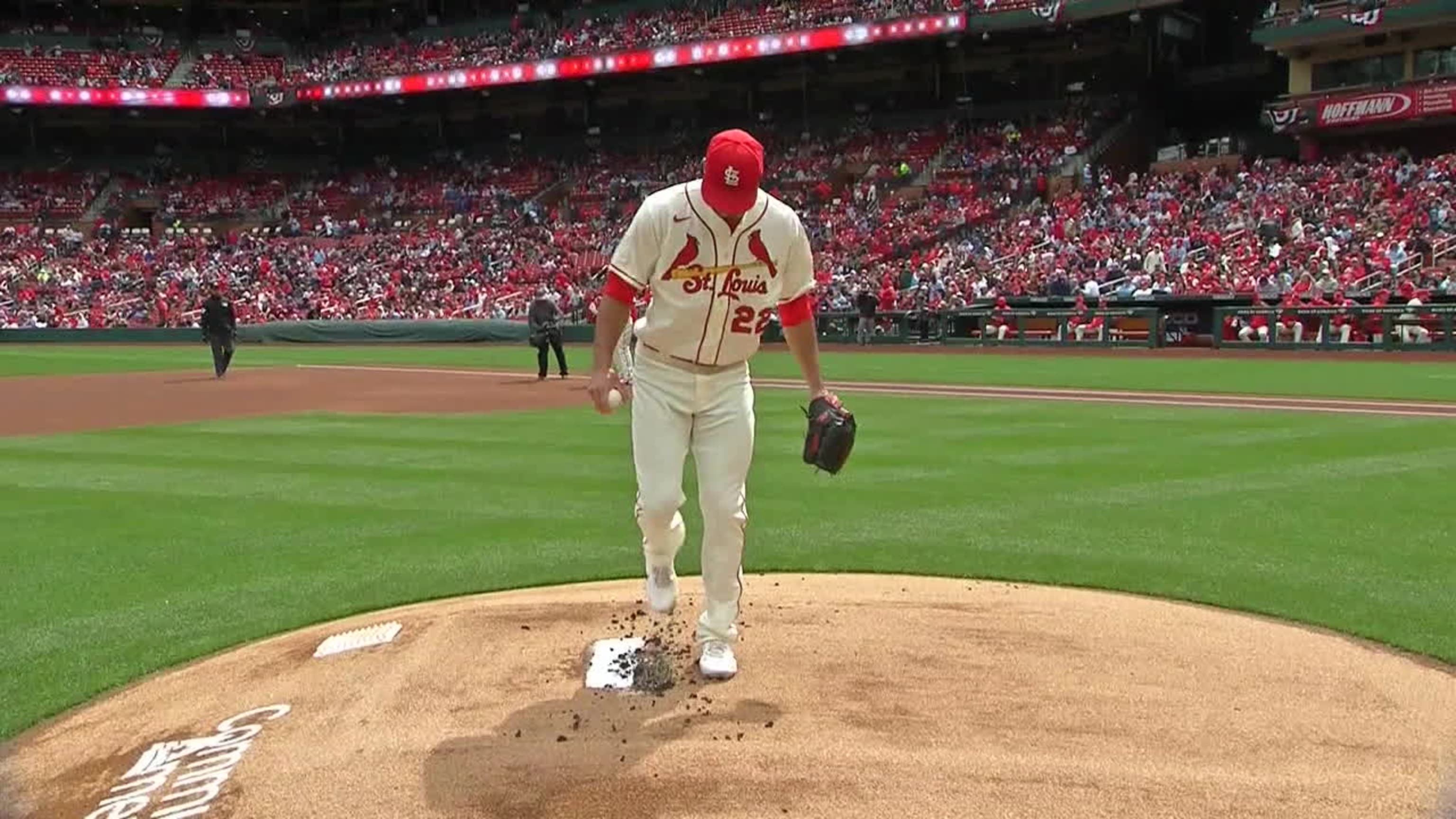 Wainwright pitches strong 6 innings, Cards beat Pirates 9-1