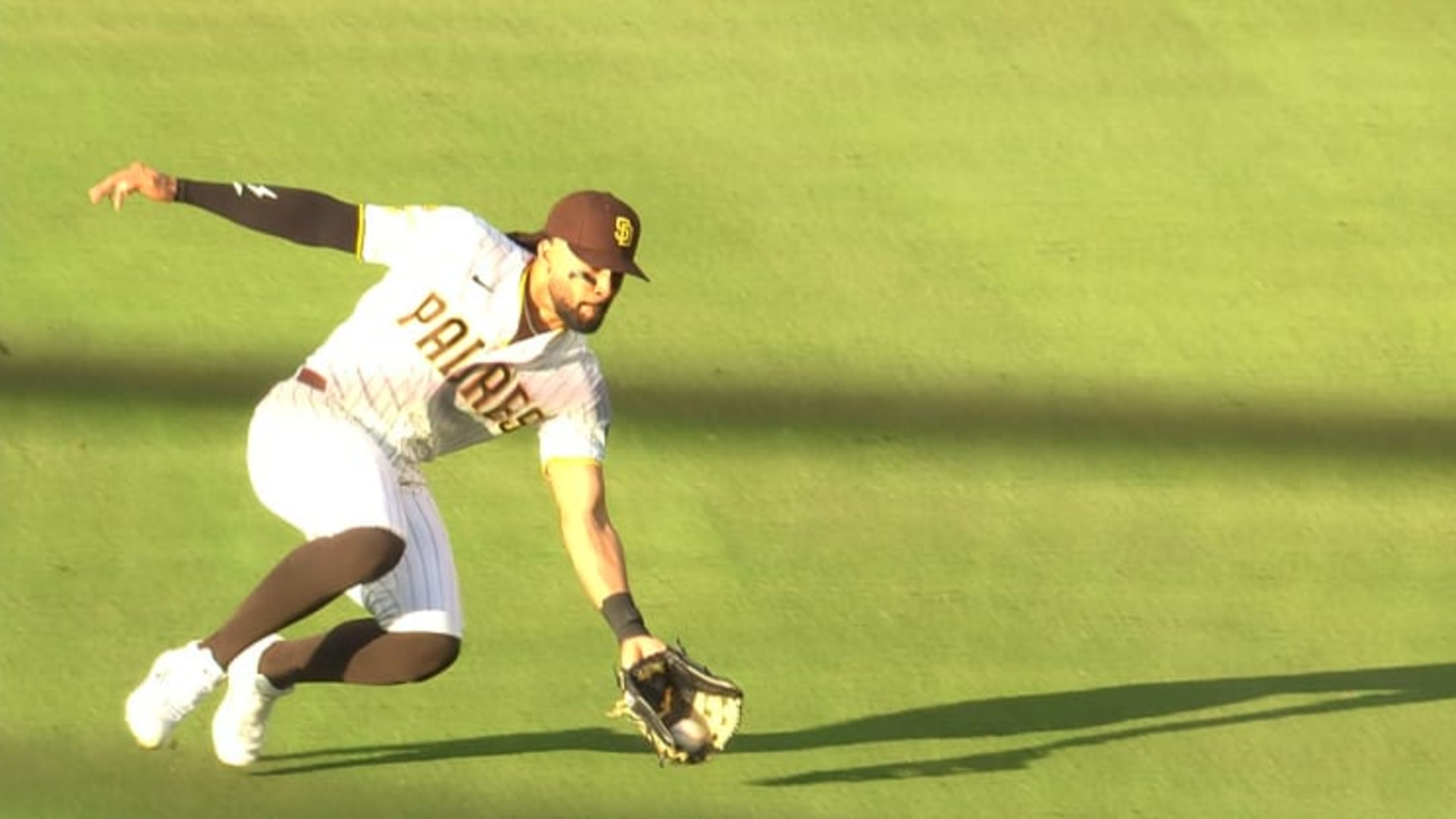 Fernando Tatis Jr. slides to make the catch!😲