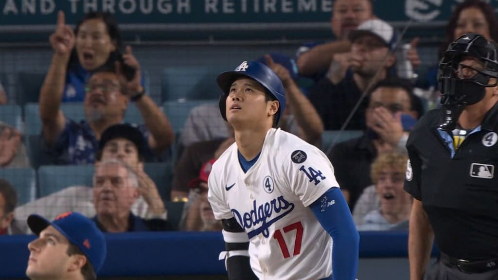 Shohei Ohtani celebra su jonrón en Petco Park