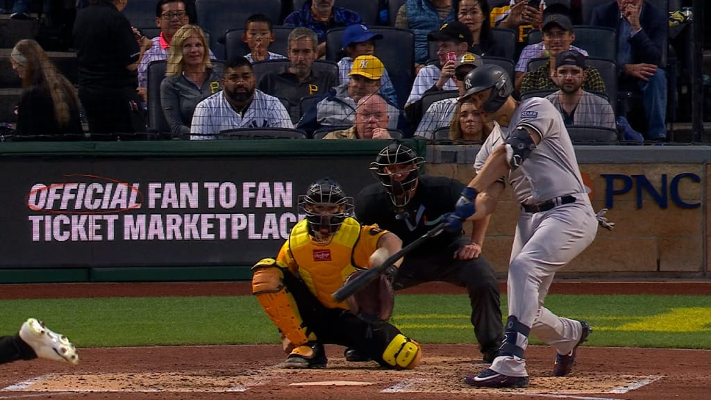 After touching Roberto Clemente bat, Oswaldo Cabrera hits first home run in  3 months - CBS New York