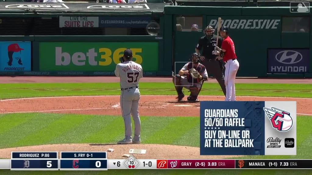 Braves mascot runs onto field, tackled during Diamondbacks game