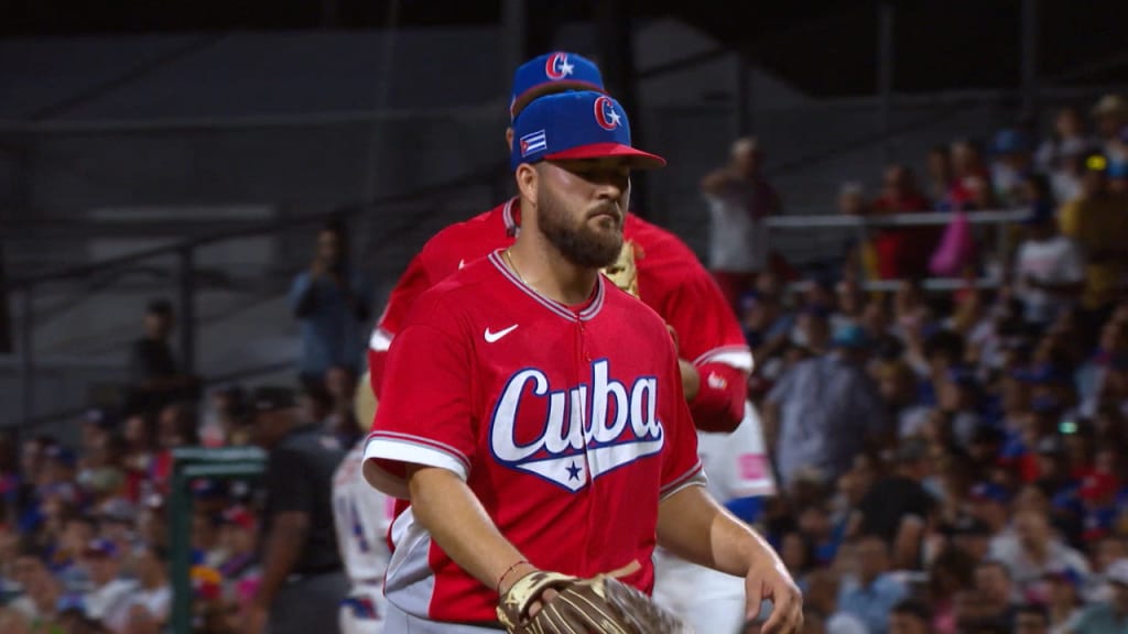 Julio Robaina gets out of jam in 1st