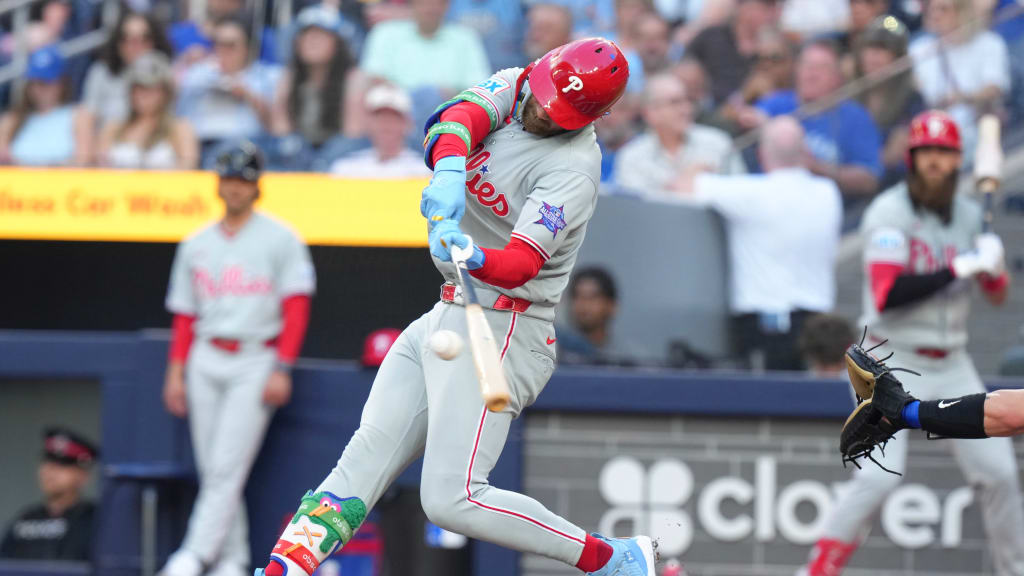 カイル・シュワーバーがフィリーズで初の一塁出場、MLBトップの25号を放つ