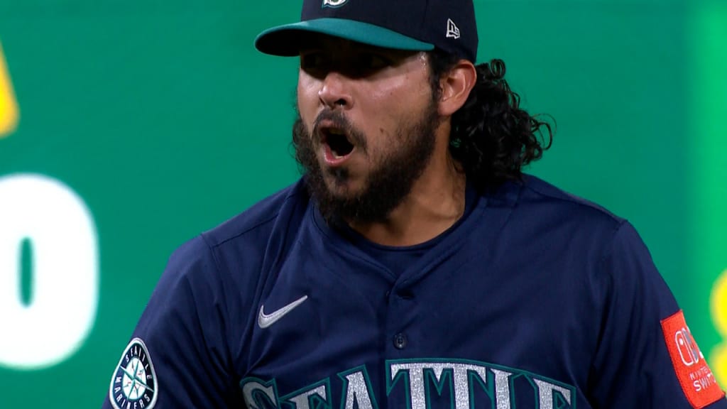 Andrés Muñoz strikes out three in a row to escape jam