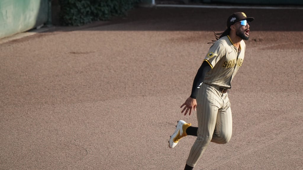 Fernando Tatis Jr.'s jumping catch | 10/01/2025 | MLB Japan