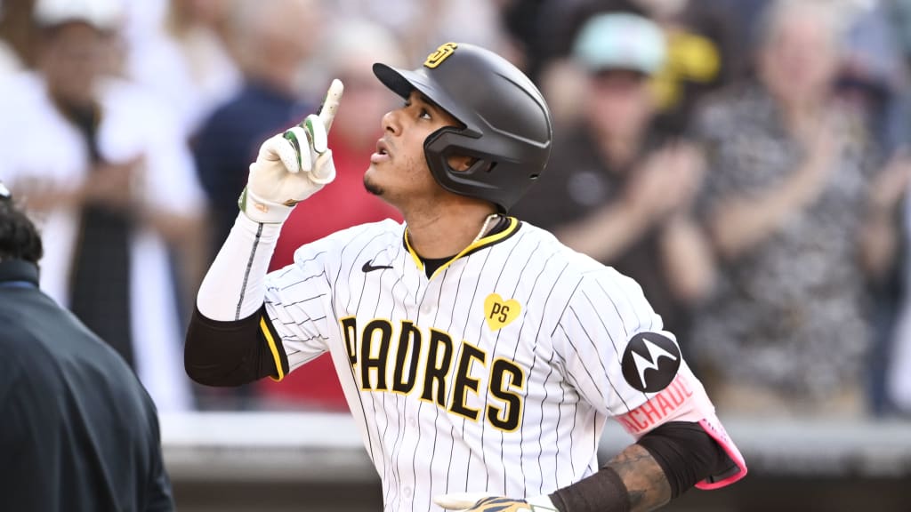 Manny Machado celebrando su hit 2000