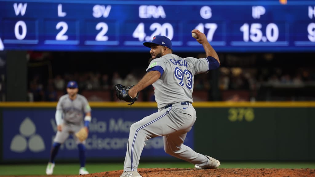 Yimi García escapes a jam