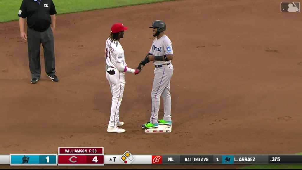 Cincinnati Reds fan helps up Tigers fan, hands home run ball to girl