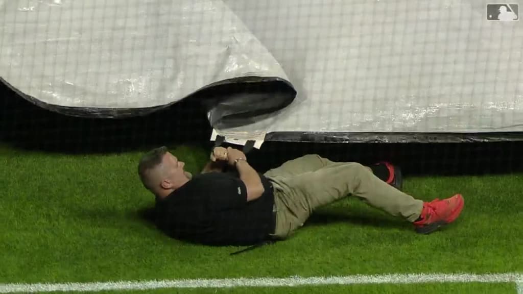 Watch: Cincinnati Reds' grounds crew member escapes from