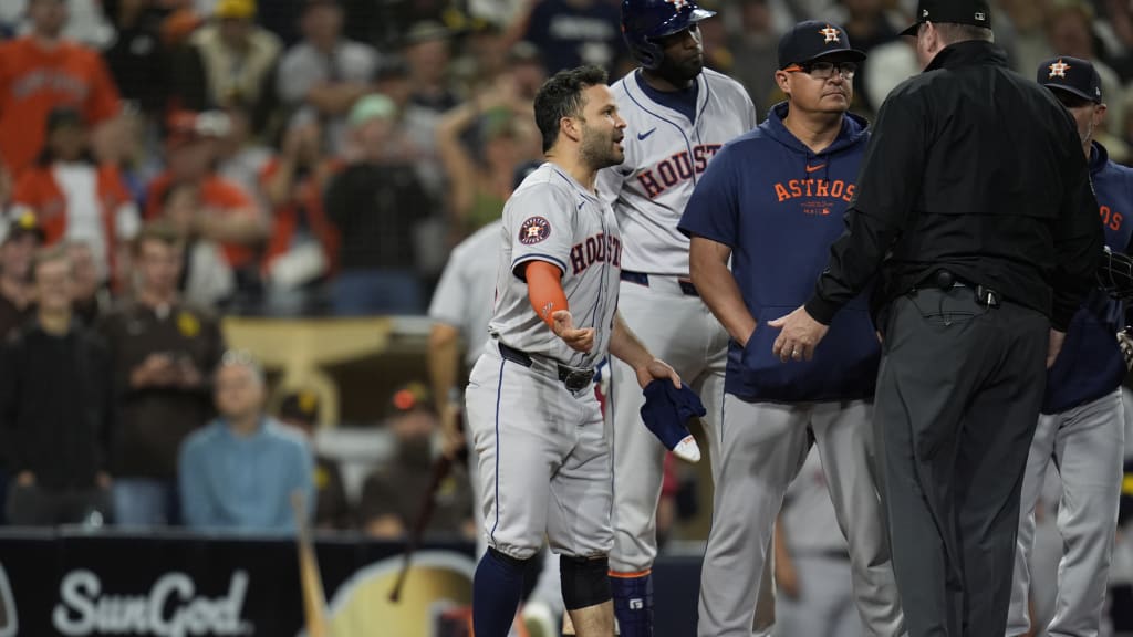 Jose Altuve ejected after taking off his cleat