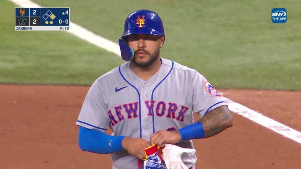 Omar Narv ez s RBI single