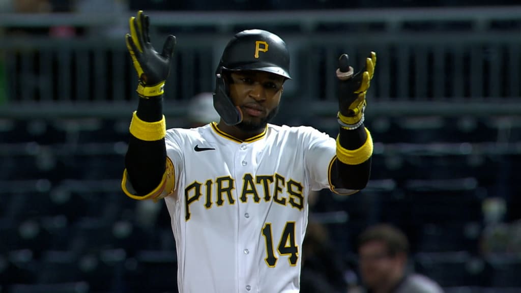 Reynolds' 3 RBIs, great catch lead Pirates over Giants 9-4, back over .500